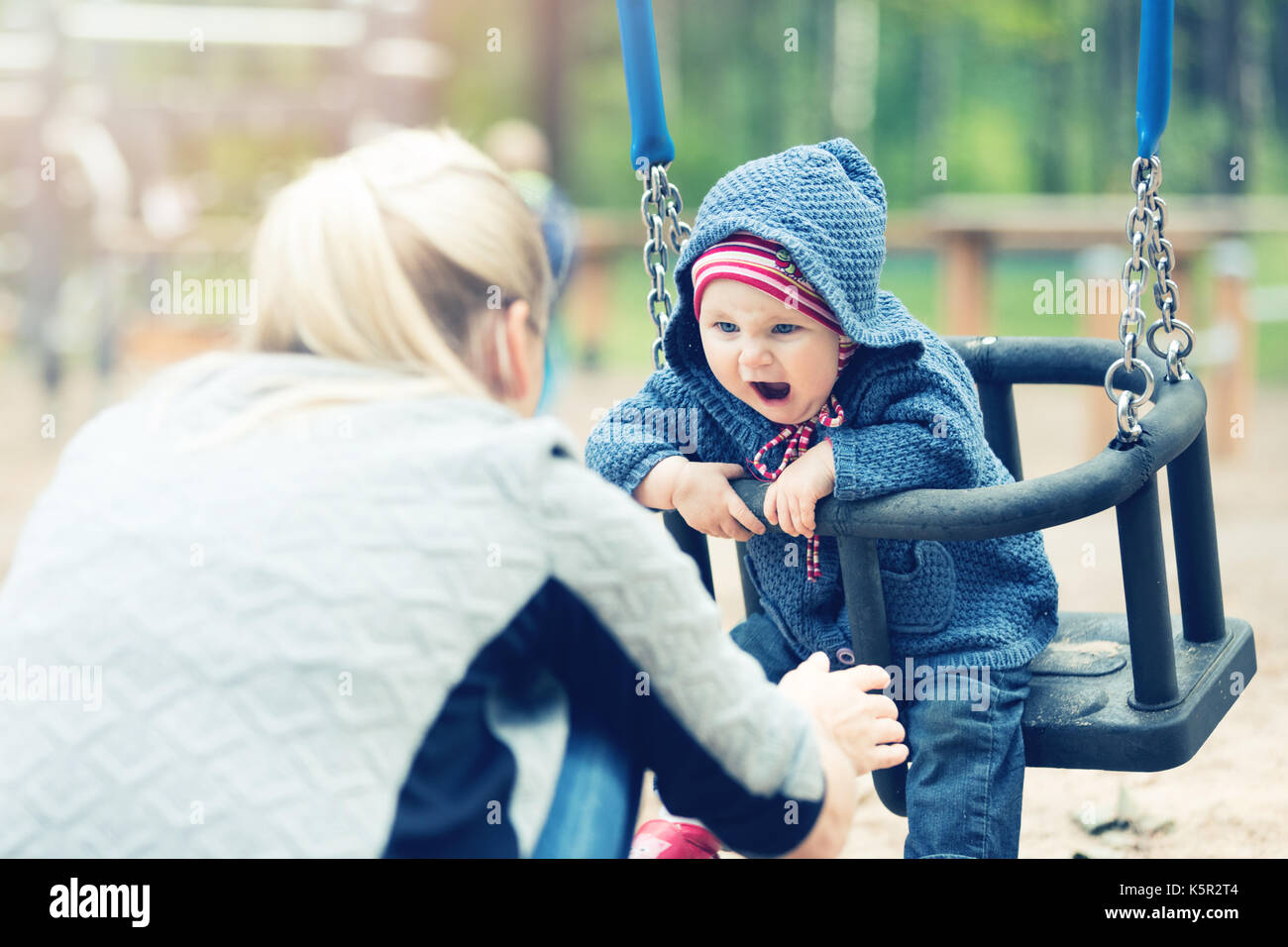 Mutter und Kind Spaß in Schwingen am Spielplatz Stockfoto
