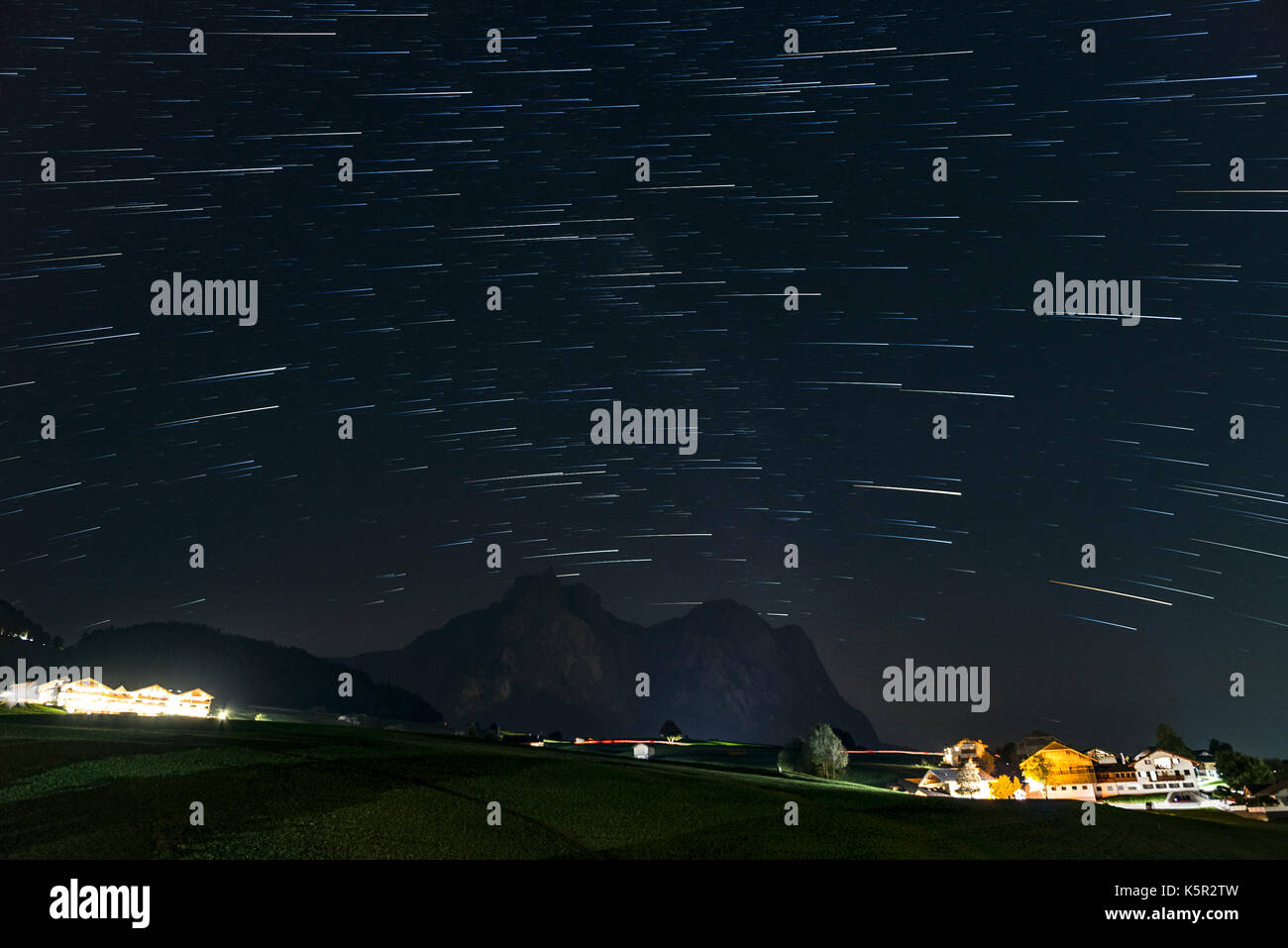 Sternspuren über Highland von Schlern in einer Sommernacht Stockfoto