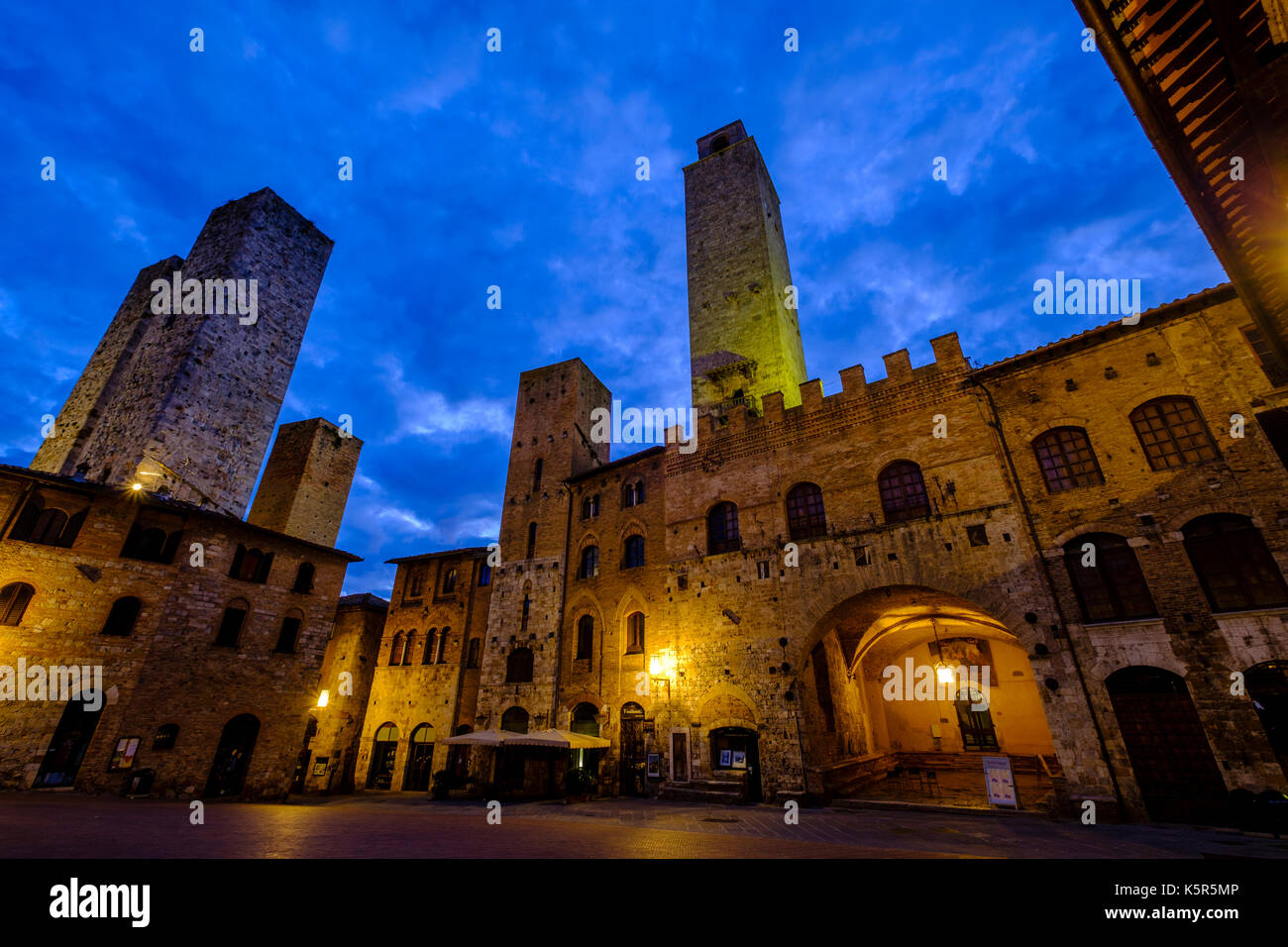 Alten Türmen umschließen den Piazza Duomo in der Mitte der mittelalterlichen Stadt, nachts beleuchtet Stockfoto