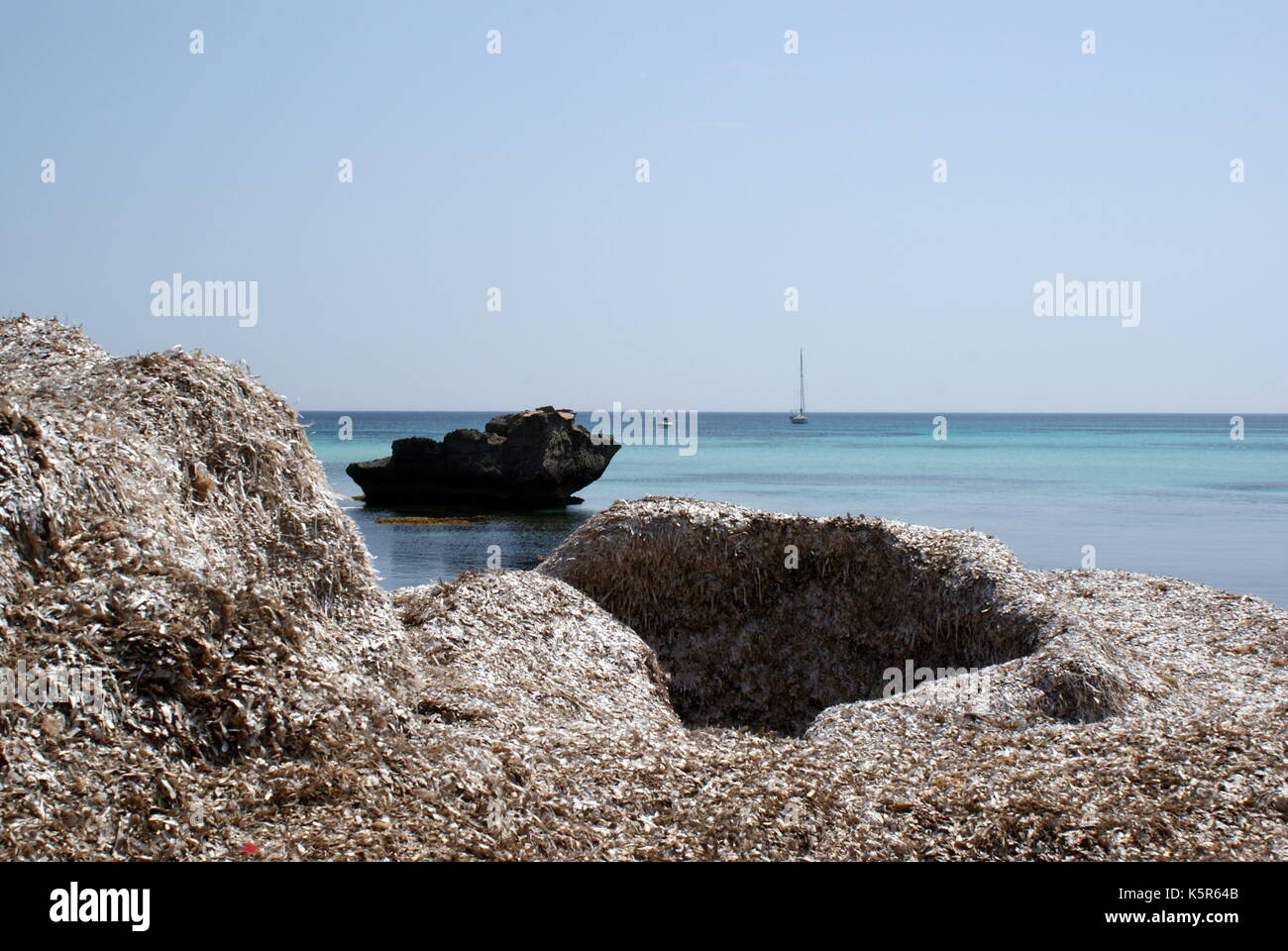 Segelyacht vor Anker in der Bucht von Marasolo Favignana Egadi Inseln, Sizilien, Italien Stockfoto