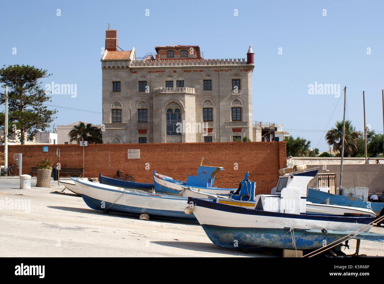 Fischerboote am Kai, Hafen, Insel Favignana FAVIGNANA, Egadis Inseln, Sizilien, Italien Stockfoto