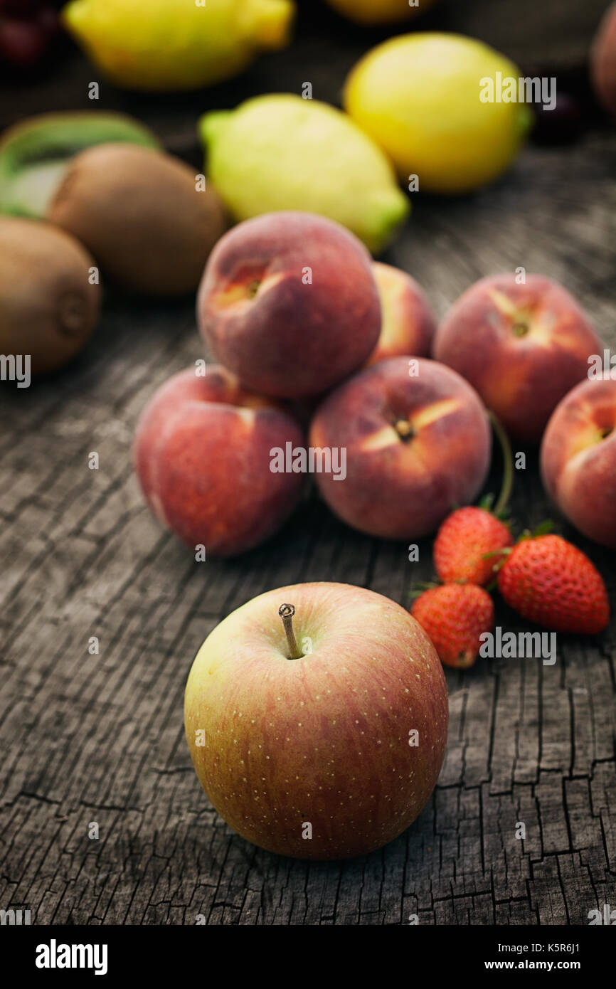 Gesunde Bio-Lebensmittel. Frisches Obst auf Holz. Stockfoto