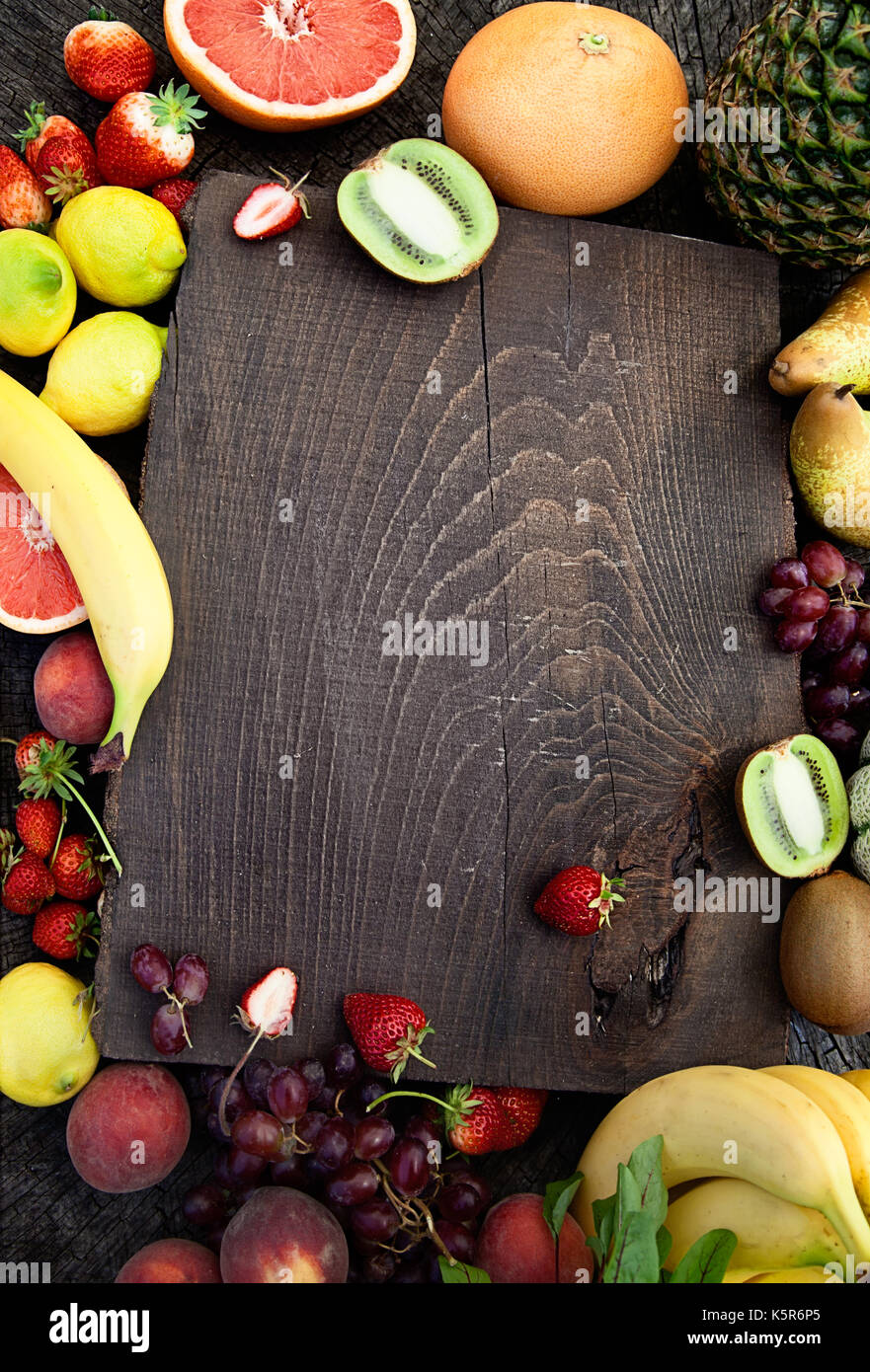 Frisches Obst. Obstsorte auf Holz. Essen-Hintergrund. Tropische Früchte Stockfoto