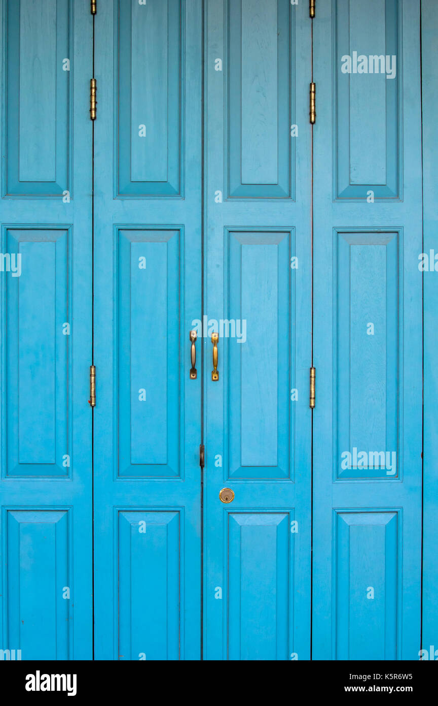 Blaue Tür mit Holztäfelung Stockfoto