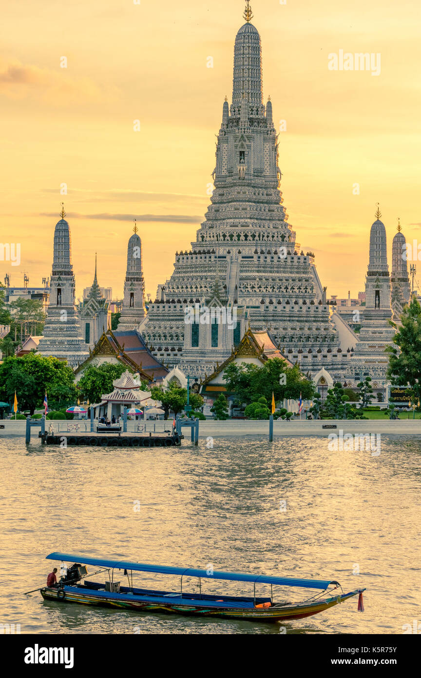 Wat Arun oder Tempel der Morgenröte, am Ufer des Chao Praya Fluss Bangkok Thailand Stockfoto