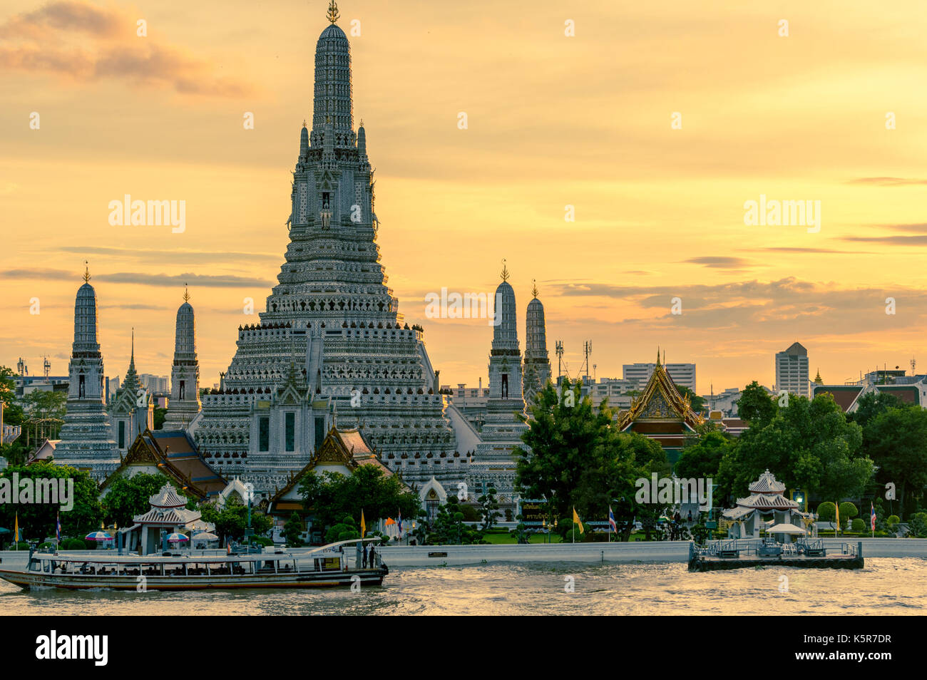 Wat Arun oder Tempel der Morgenröte, am Ufer des Chao Praya Fluss Bangkok Thailand Stockfoto
