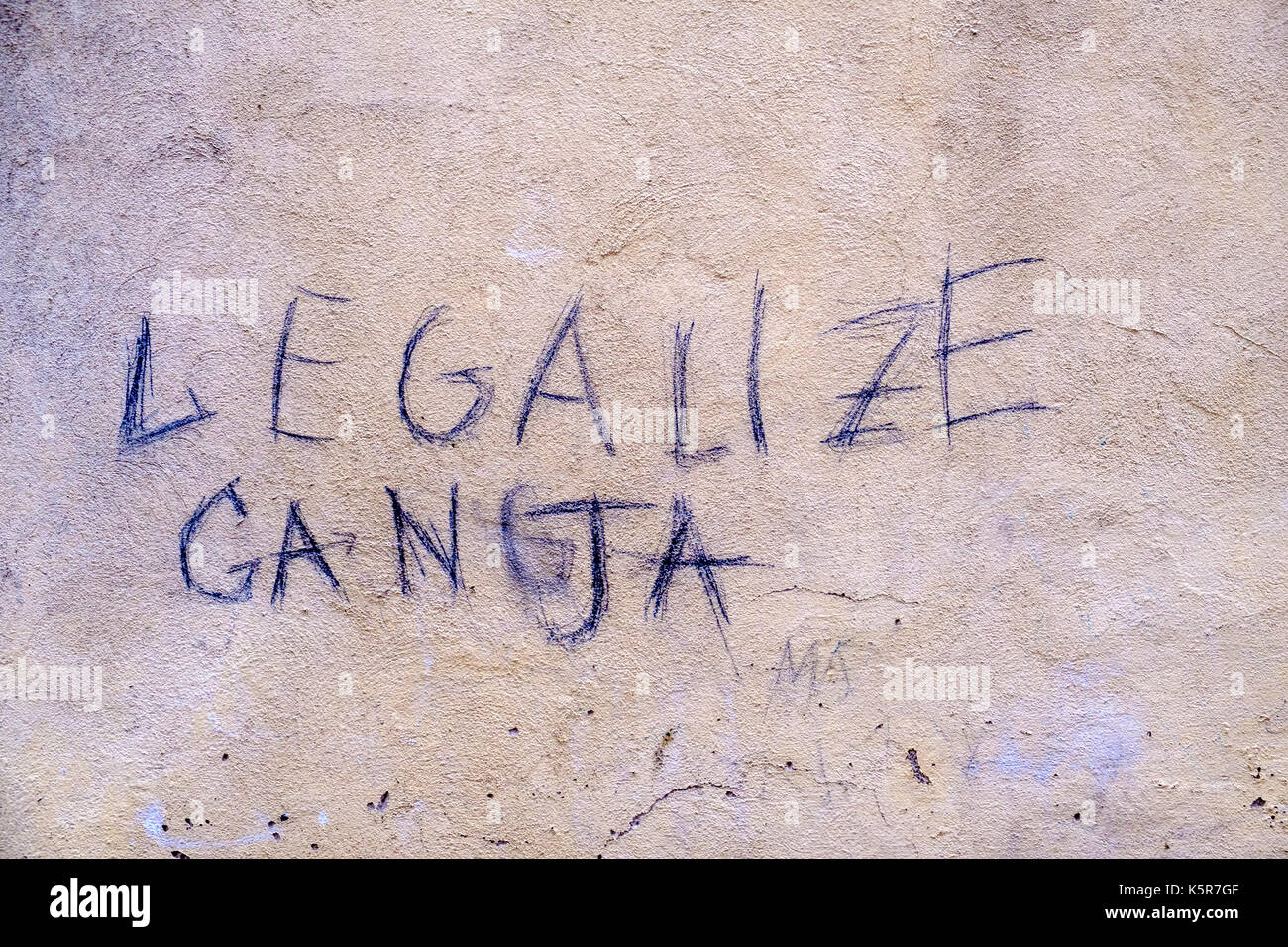 Legalisierung von Ganja, graffity für die Legalisierung von Marihuana an einer weißen Hauswand geschrieben Stockfoto