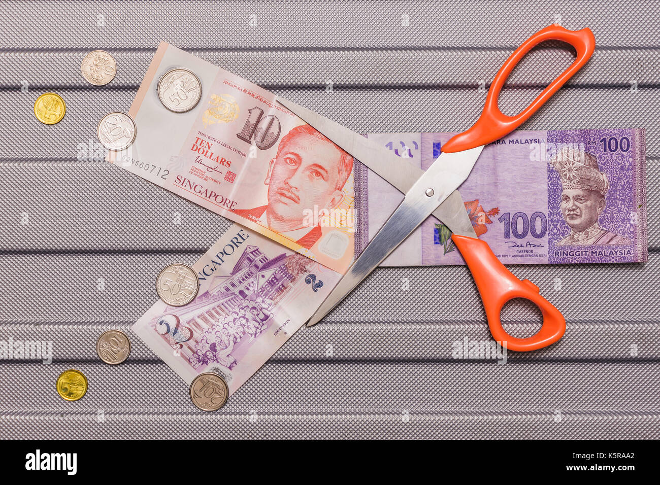Singapur Dollar und -Münzen auf der Oberseite des Malaysischen Ringgit Währung auf Muster Hintergrund, Konzept Wechselstuben Geld wert nach unten schneiden, Malaysische Stockfoto