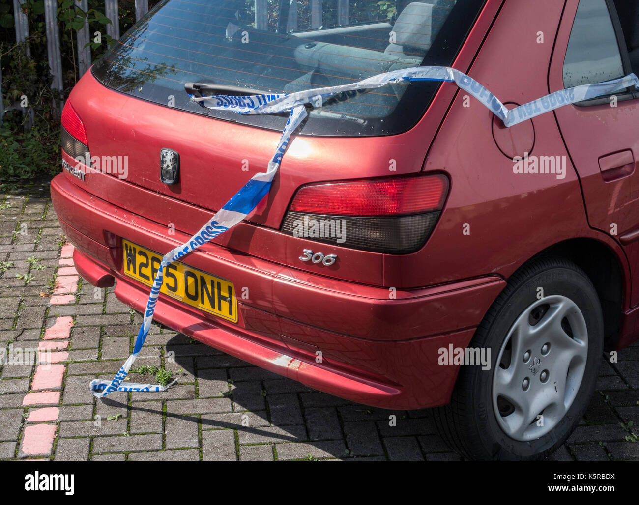 Verlassene und zerstörte Auto - Peugeot 306, mit 'Polizei Nicht Cross Tape' an Cullompton Dienstleistungen auf dem M5 gebunden Stockfoto