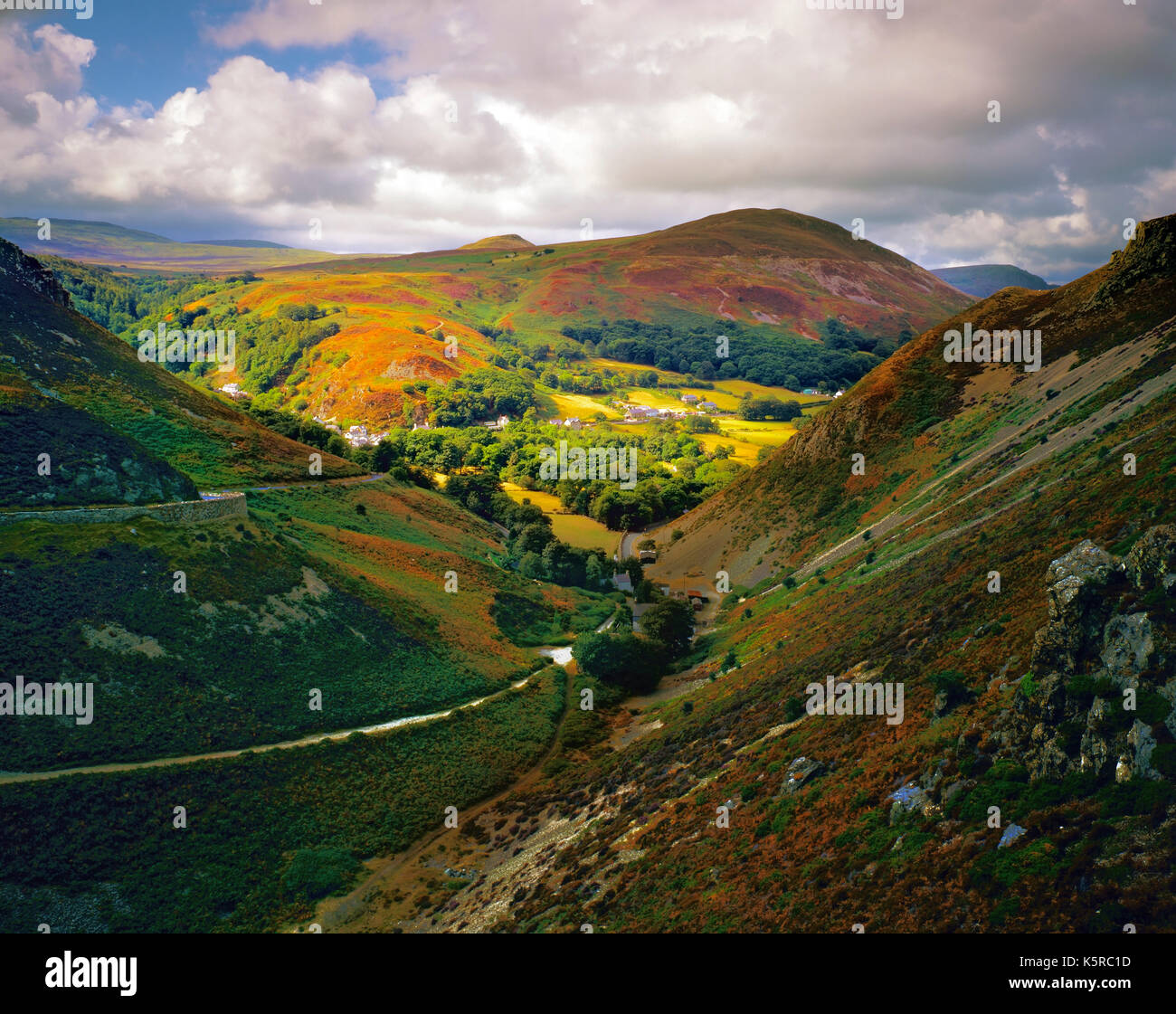 Eine erhöhte Mitte Sommer Blick auf die Sychnant Pass in Gwynedd, Wales, Großbritannien Stockfoto