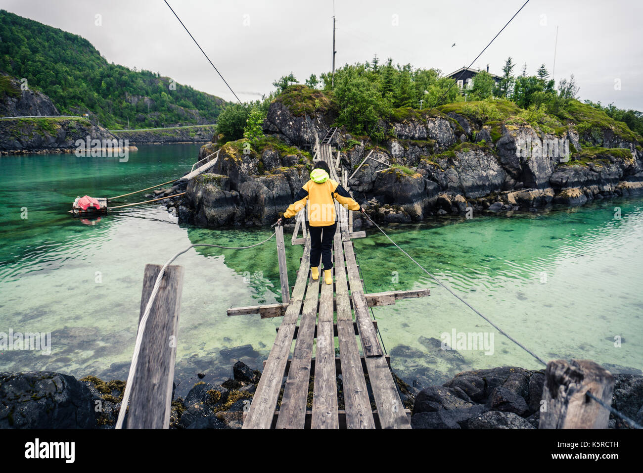 Ein Mann steht auf einer Hängebrücke Stockfoto