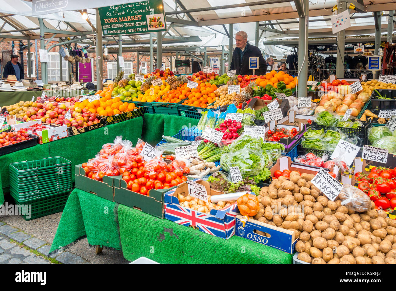 Mann in einem Obst- und Gemüse in den Trümmern Markt in der Innenstadt von York England Abschaltdruck Stockfoto