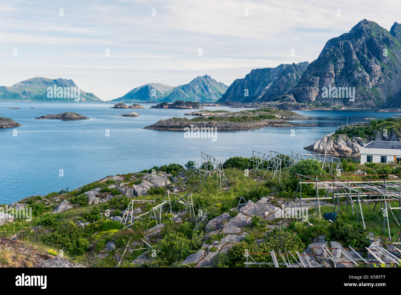 Henningsvær Dorf. Blick auf den Felsen. Norwegen. Stockfoto