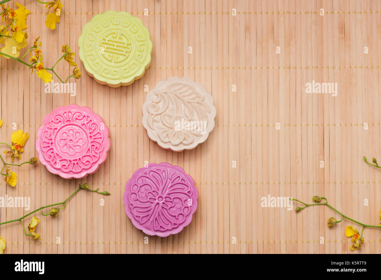 Chinesische traditionelle Köstlichkeit Mooncake auf dem Tisch. Stockfoto