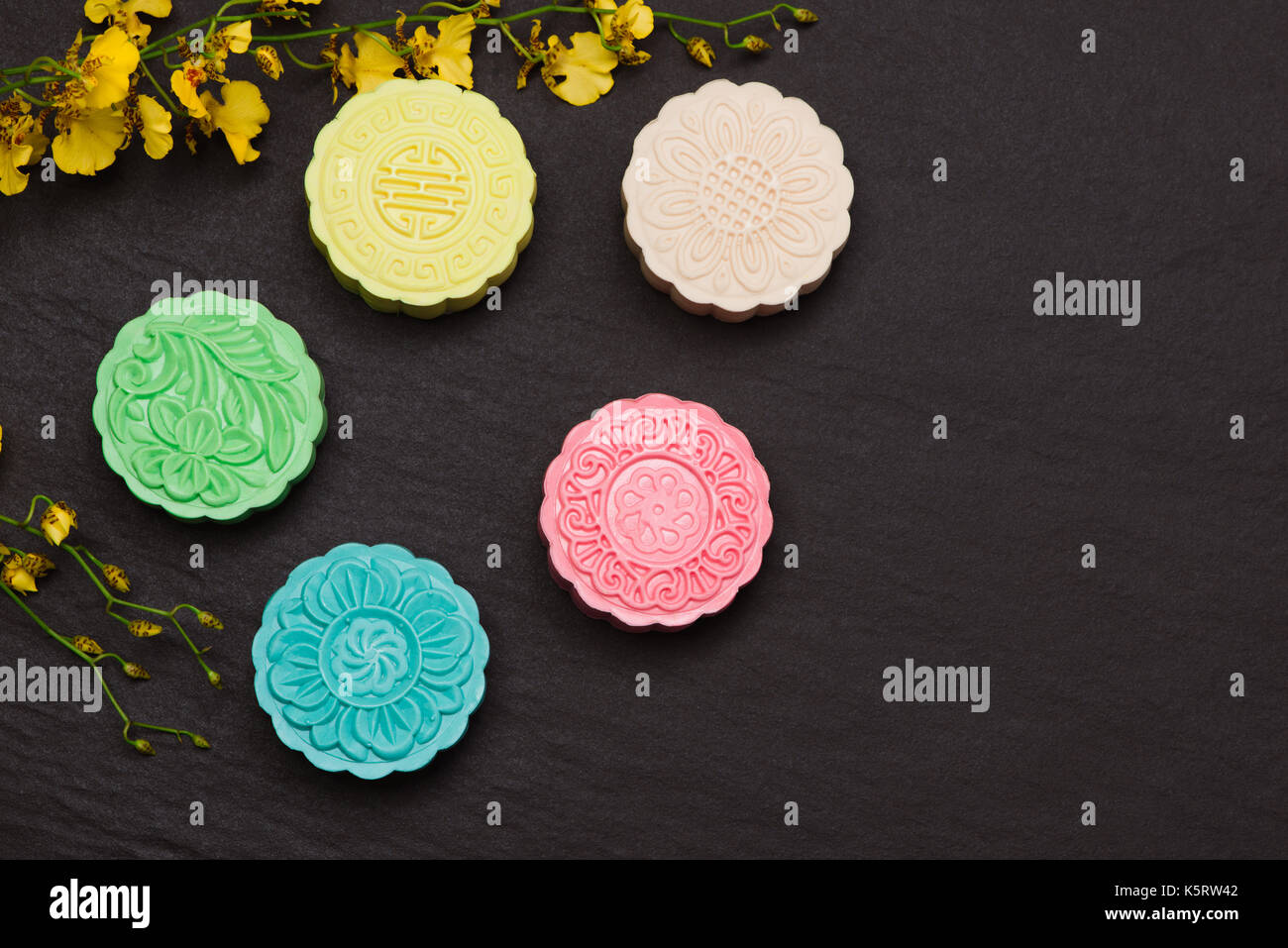 Traditionelle Chinesische mid Autumn Festival essen. Snowy Haut mooncakes. Die chinesische Wörter auf der Mooncakes ist grüner Tee mit roten Bohnen Paste, edle Freude Stockfoto