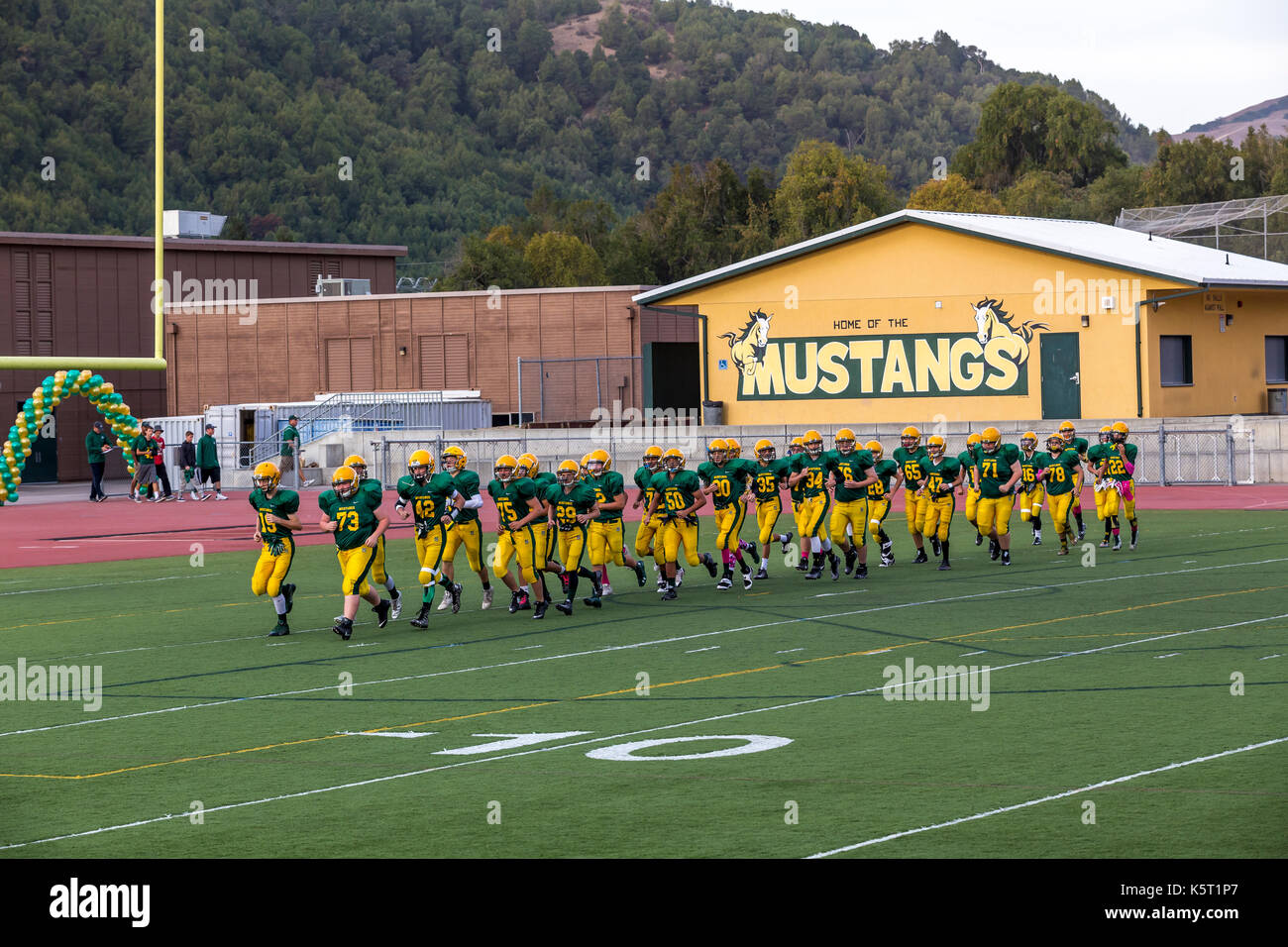 San Marin High School Mustangs, High School Football spieler, Training vor dem Spiel, High School Football Spiel, Novato, Marin County, Kalifornien Stockfoto
