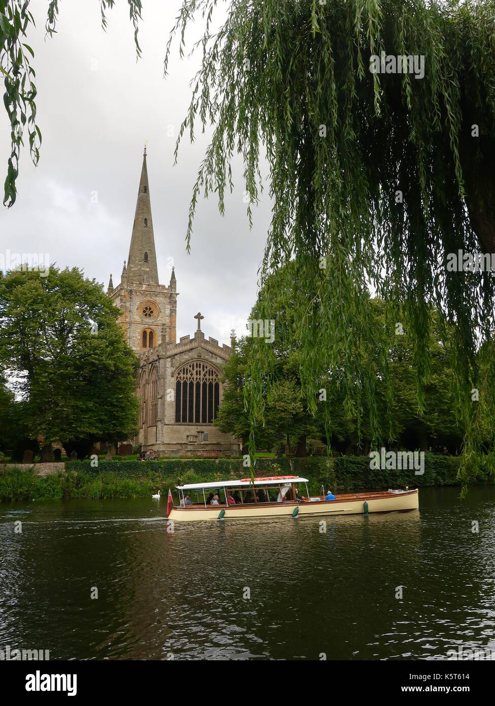 Die Kirche der Heiligen Dreifaltigkeit entlang des Flusses Avon, Stratford Upon Avon, Wark, UK. Bekannt als der Ort von Shakespeares Taufe und Beerdigung. Stockfoto