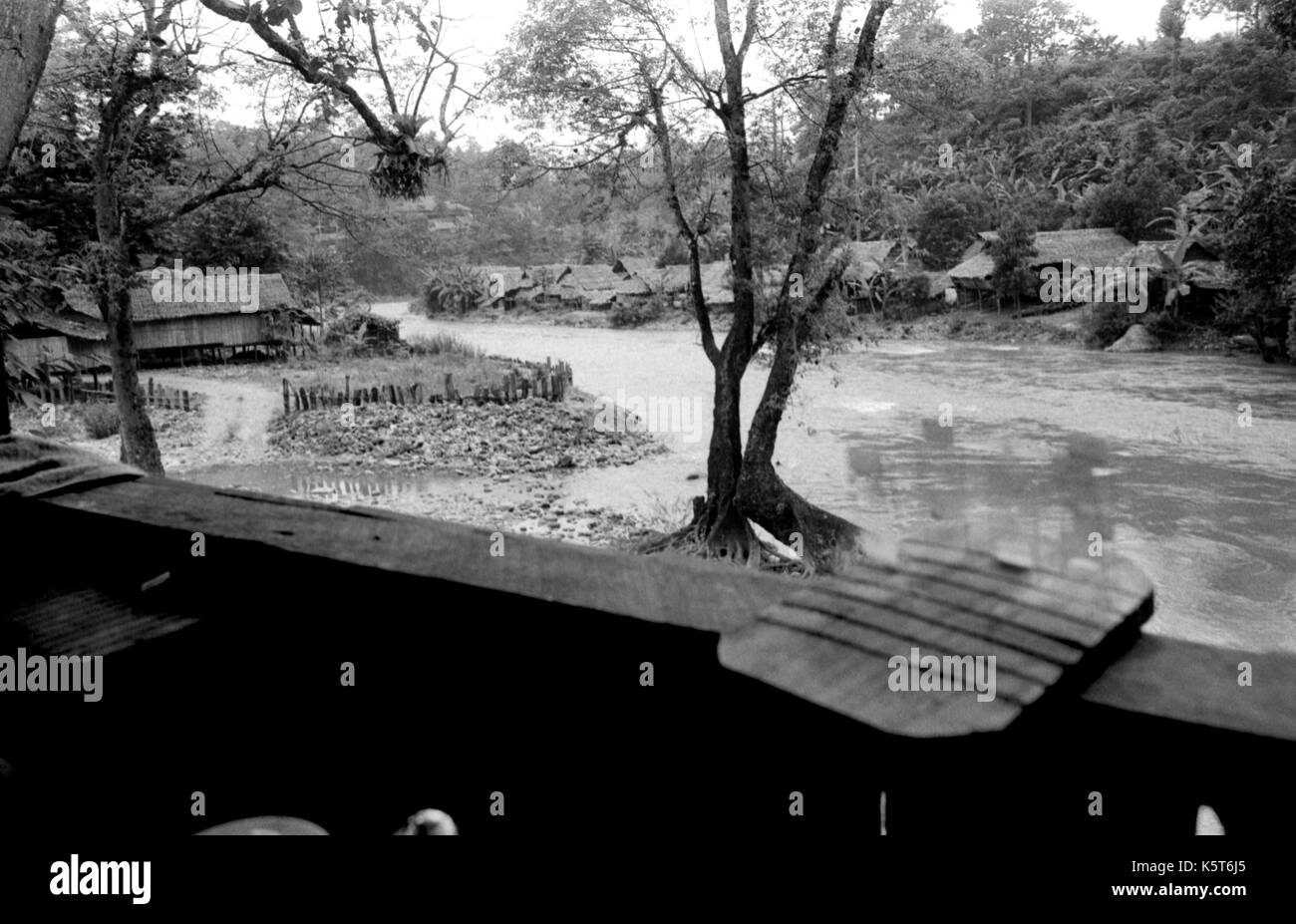 Platte für die Trocknung Objektträger an Shok La Flüchtlingslager im Nordwesten von Thailand; ein Lager nur für diejenigen mit Cholera Symptome. September, 1996. Stockfoto