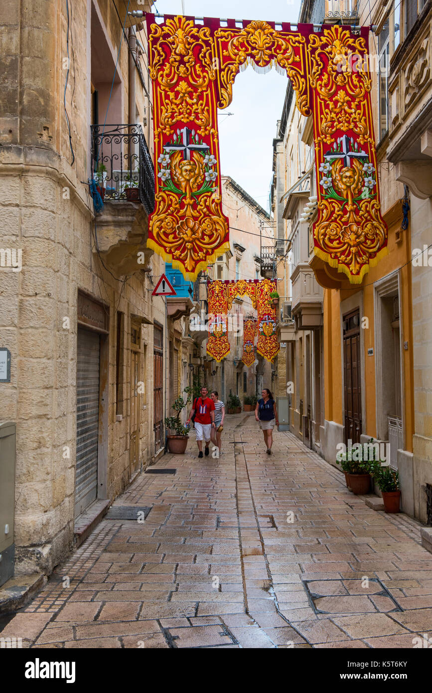 VALLETTA, MALTA - 23. AUGUST 2017: das Fest des hl. Dominikus ist in der Stadt von Vittoriosa (Sibenik) auf Malta gefeiert. Die Straßen sind mit rel verziert Stockfoto
