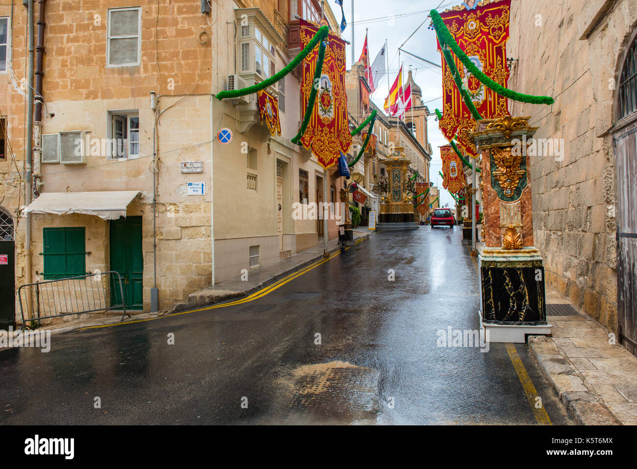 VALLETTA, MALTA - 23. AUGUST 2017: das Fest des hl. Dominikus ist in der Stadt von Vittoriosa (Sibenik) auf Malta gefeiert. Die Straßen sind mit rel verziert Stockfoto