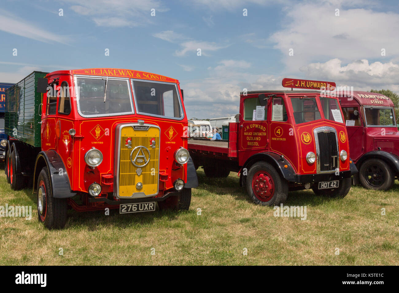 Bunte vintage Atkinson und 1950 Thornycroft Güterverkehrs mit schweren Lastkraftwagen auf der Sedgemoor Oldtimer Rallye, Pawlett, Somerset, England, UK angezeigt Stockfoto