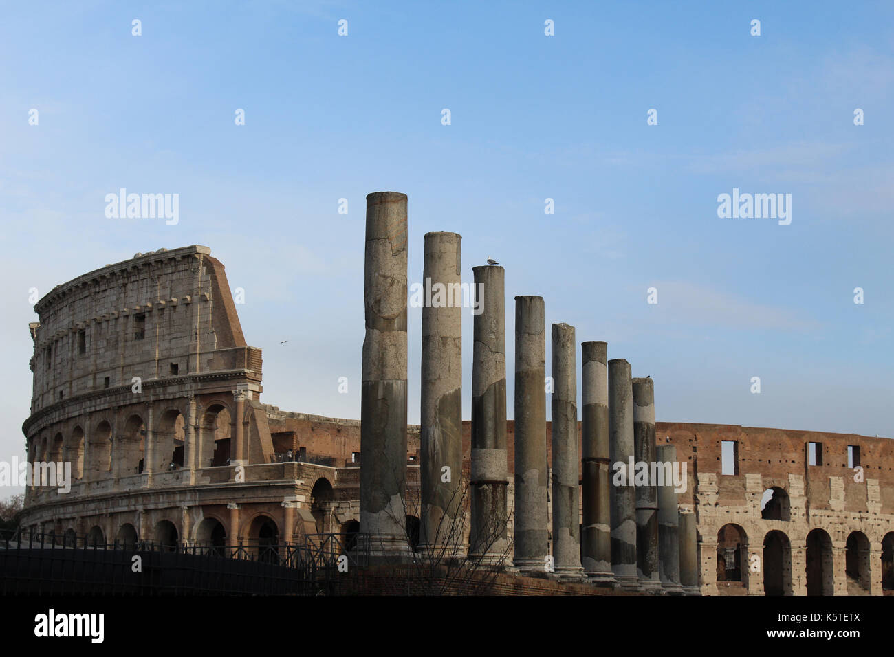 Das Kolosseum hinter einem Satz von Spalten. Rom, Italien. Stockfoto