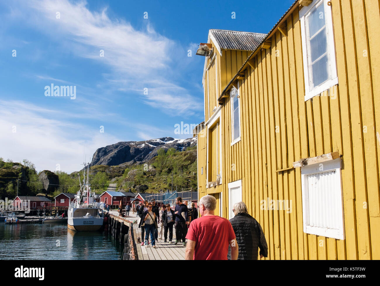 Touristen, die historische Fischerdorf Nusfjord, Hafen der Insel Flakstadøya, Lofoten, Nordland, Norwegen, Skandinavien Stockfoto