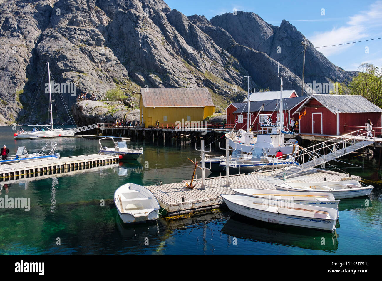 Hafen Szene im historischen Fischerdorf Nusfjord, Flakstadøya, Lofoten, Nordland, Norwegen, Skandinavien Stockfoto