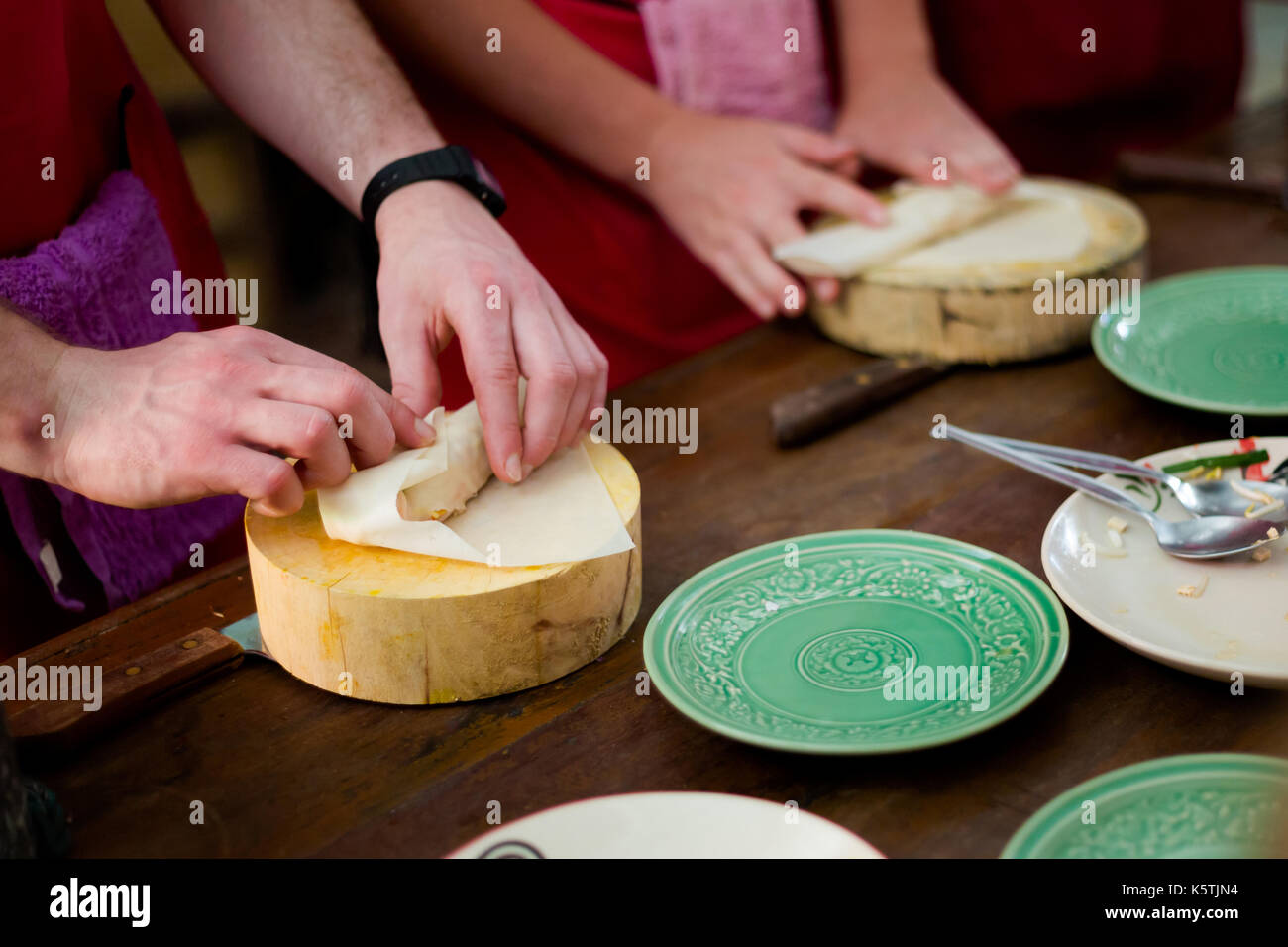 Vorbereitung vegetarische Frühlingsrollen an Bord hacken. Bild der traditionelle thailändische Küche aus frischen Zutaten bei Kochkurs in Chiang Ma genommen Stockfoto