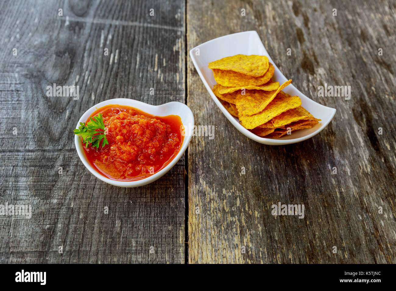 Mais Chips mit würzigen adjika Tomaten Salsa Stockfoto