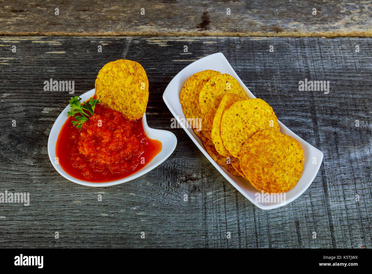 Nachos mais Chips mit adjika würzige Soße auf den Tisch close-up. horizontale Ansicht von oben Stockfoto