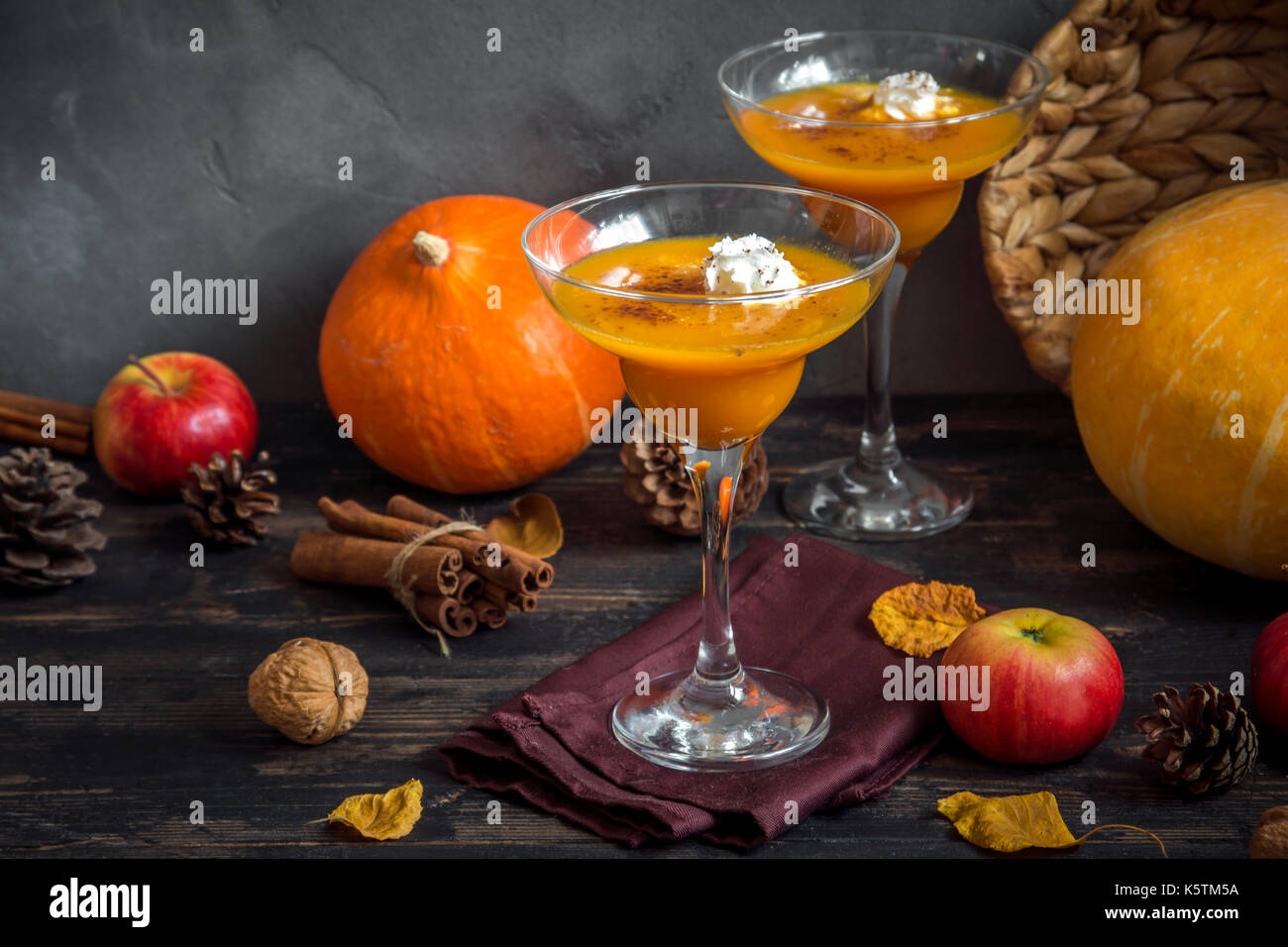 Fallen Saisonale Getränke. Thanksgiving und Halloween Cocktails. Margarita Cocktail mit Pumpkin Pie Gewürze und Sahne auf Holztisch mit Herbst d Stockfoto