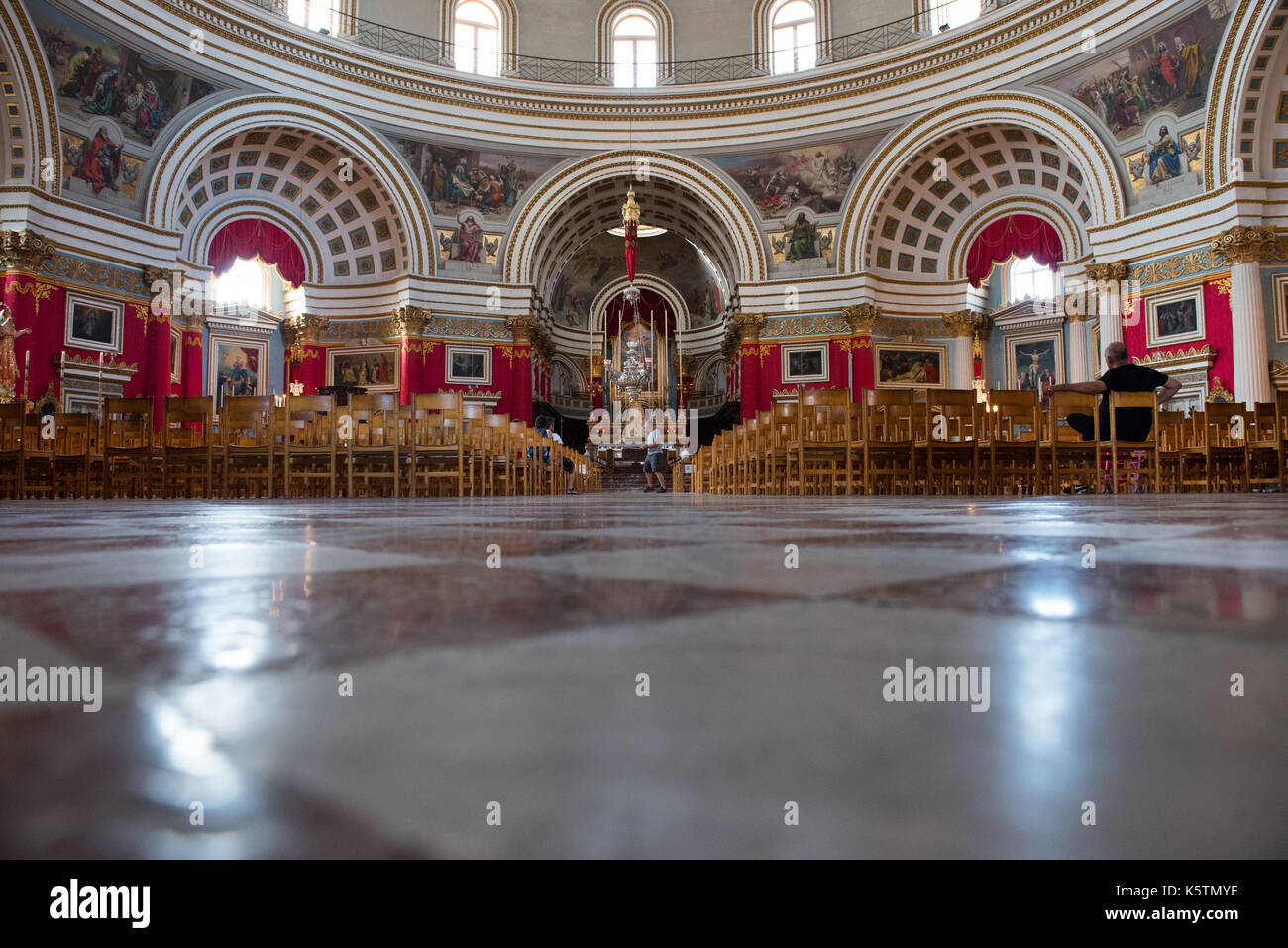 MOSTA, MALTA - 21. AUGUST 2017: die Kuppel der Rotunda von Mosta (Kirche der Himmelfahrt der Jungfrau Maria) ist die drittgrößte nicht unterstützte Kuppel in der W Stockfoto