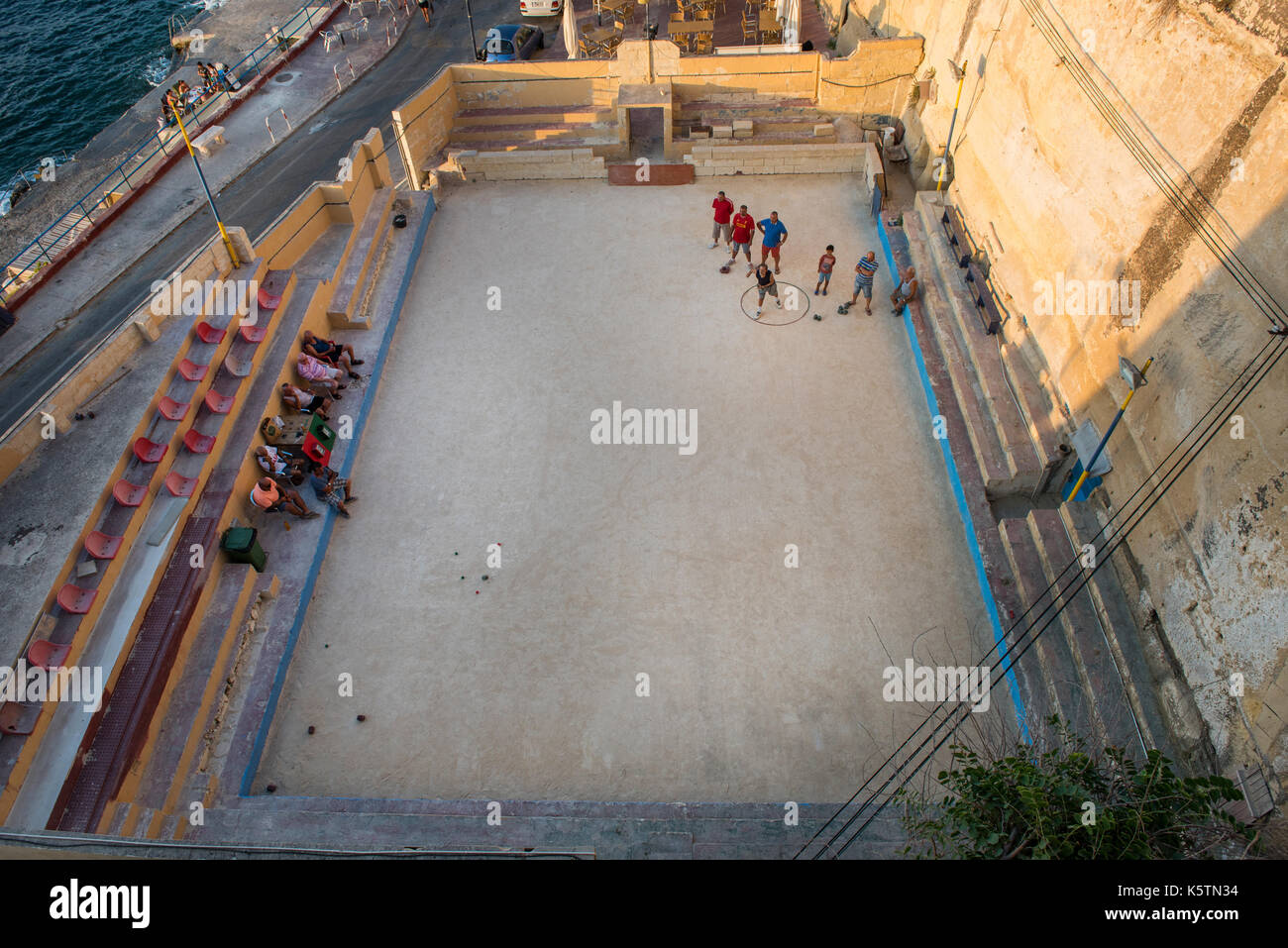 VALLETTA, MALTA - 21. AUGUST 2017: Die Einwohner von Valletta spielen Boccia (BOCCI) Spiel auf einem Spielplatz. Bocci ist ein Ball Sport eng mit Br ähnliche Stockfoto