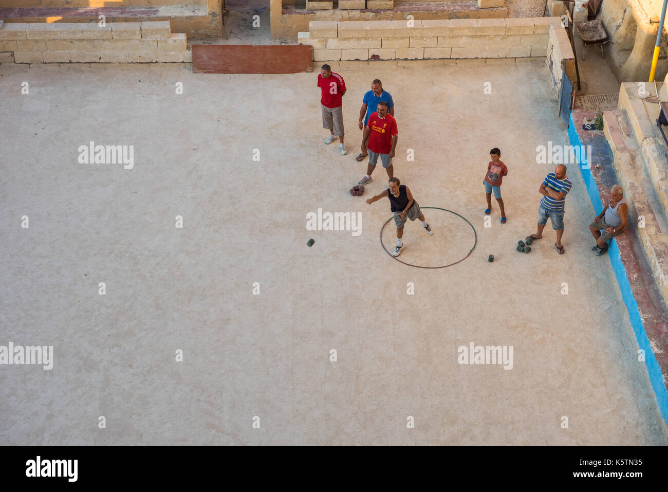 VALLETTA, MALTA - 21. AUGUST 2017: Die Einwohner von Valletta spielen Boccia (BOCCI) Spiel auf einem Spielplatz. Bocci ist ein Ball Sport eng mit Br ähnliche Stockfoto