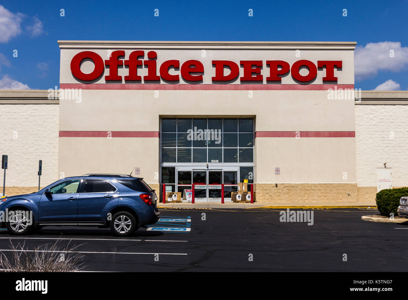 Indianapolis - ca. September 2017: Office Depot Strip Mall Lage. Office Depot hat einen jährlichen Umsatz von rund 11 Milliarden US-Dollar VI Stockfoto