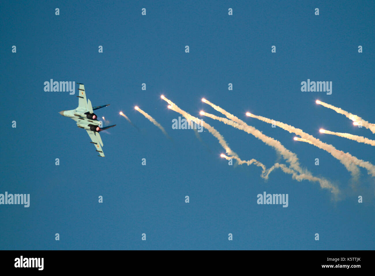 Militärische Luftfahrt. Sukhoi SU-27 Flanker Kampfjet Flugzeuge der Ukraine Air Force flares freigeben Stockfoto