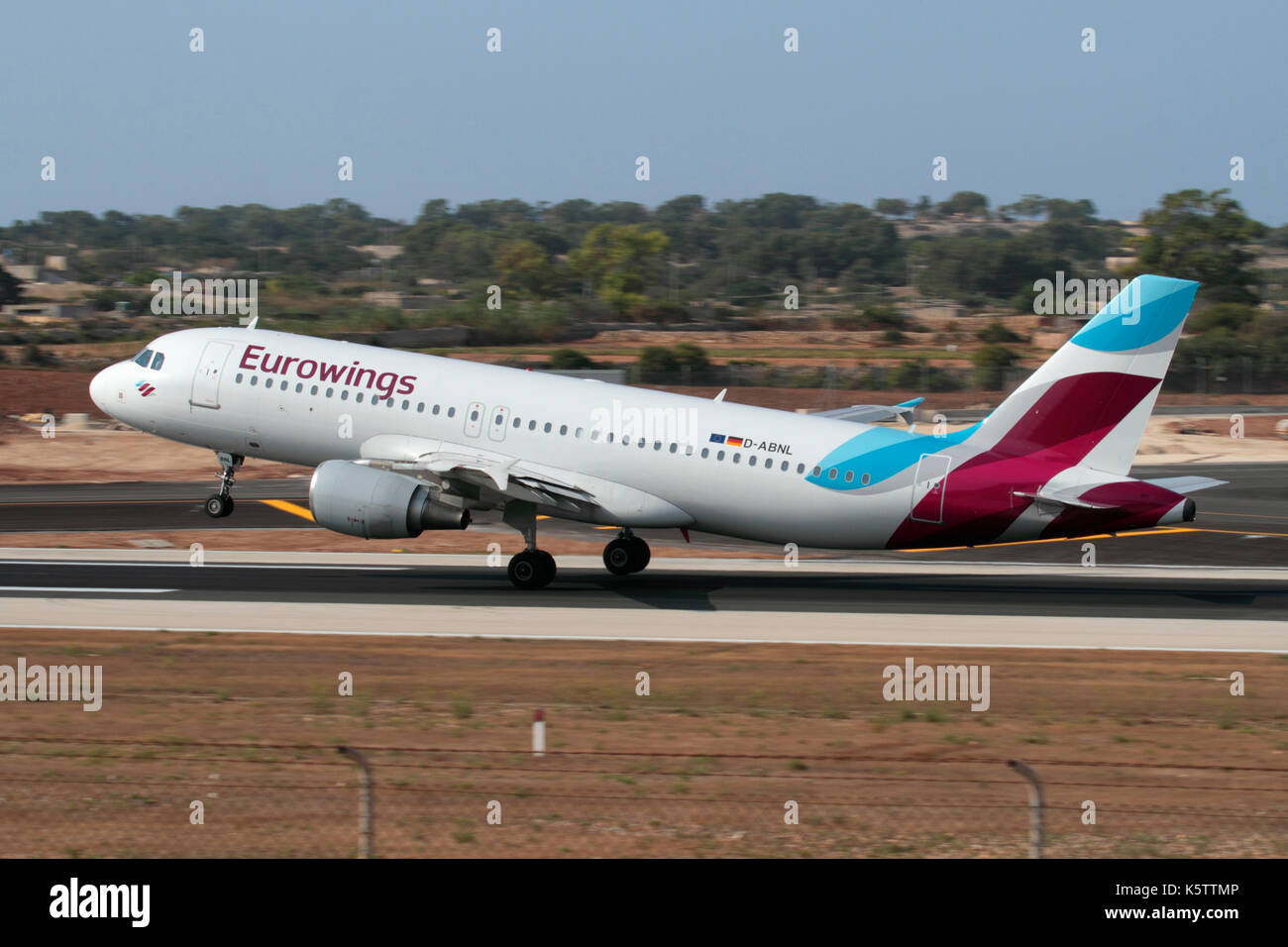 Günstige Flugreisen. Airbus A320 Passagierflugzeug der Billigfluggesellschaft Eurowings, das auf einem Flug von Malta aus anfliegt Stockfoto