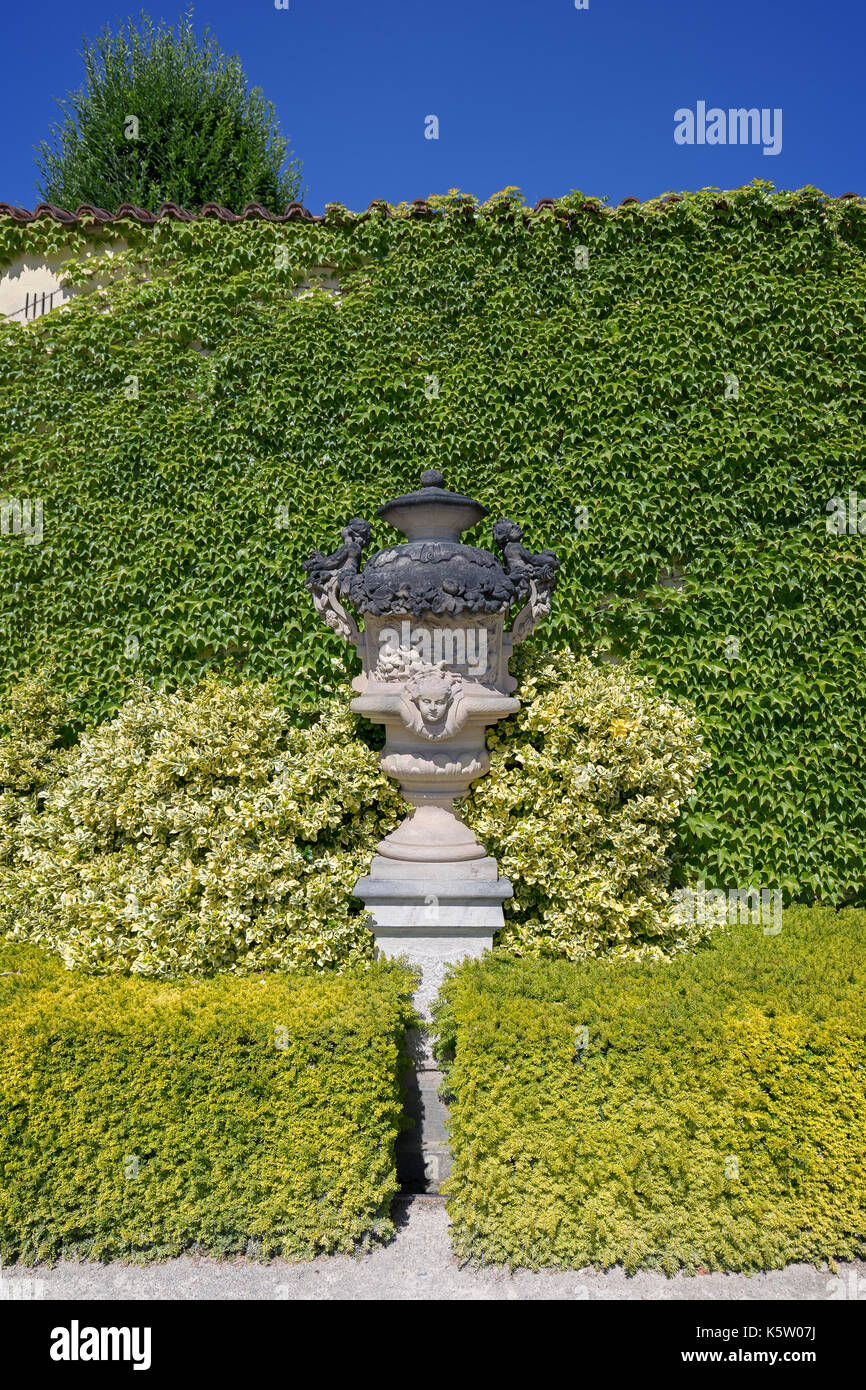 Statue und Klettern Weinpflanze auf eine Wand an der Vrtba Garten (Vrtbovská zahrada) in Prag, Tschechische Republik, gesehen von der Vorderseite an einem sonnigen Tag. Stockfoto