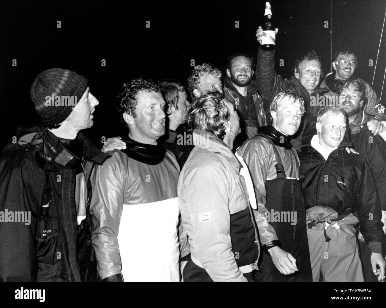 AJAXNETPHOTO. 14. AUGUST 1982. PLYMOUTH, England. - TEAM DEUTSCHLAND - CREW DES DEUTSCHEN ADMIRAL'S CUP TEAM YACHTCHARTER DIVA FEIERN WIE DIE YACHT ANGEDOCKT AM ENDE DER 605 Kilometer Fastnet Race. Foto: Jonathan Eastland/AJAX REF: DIVA Crew 851408 Stockfoto