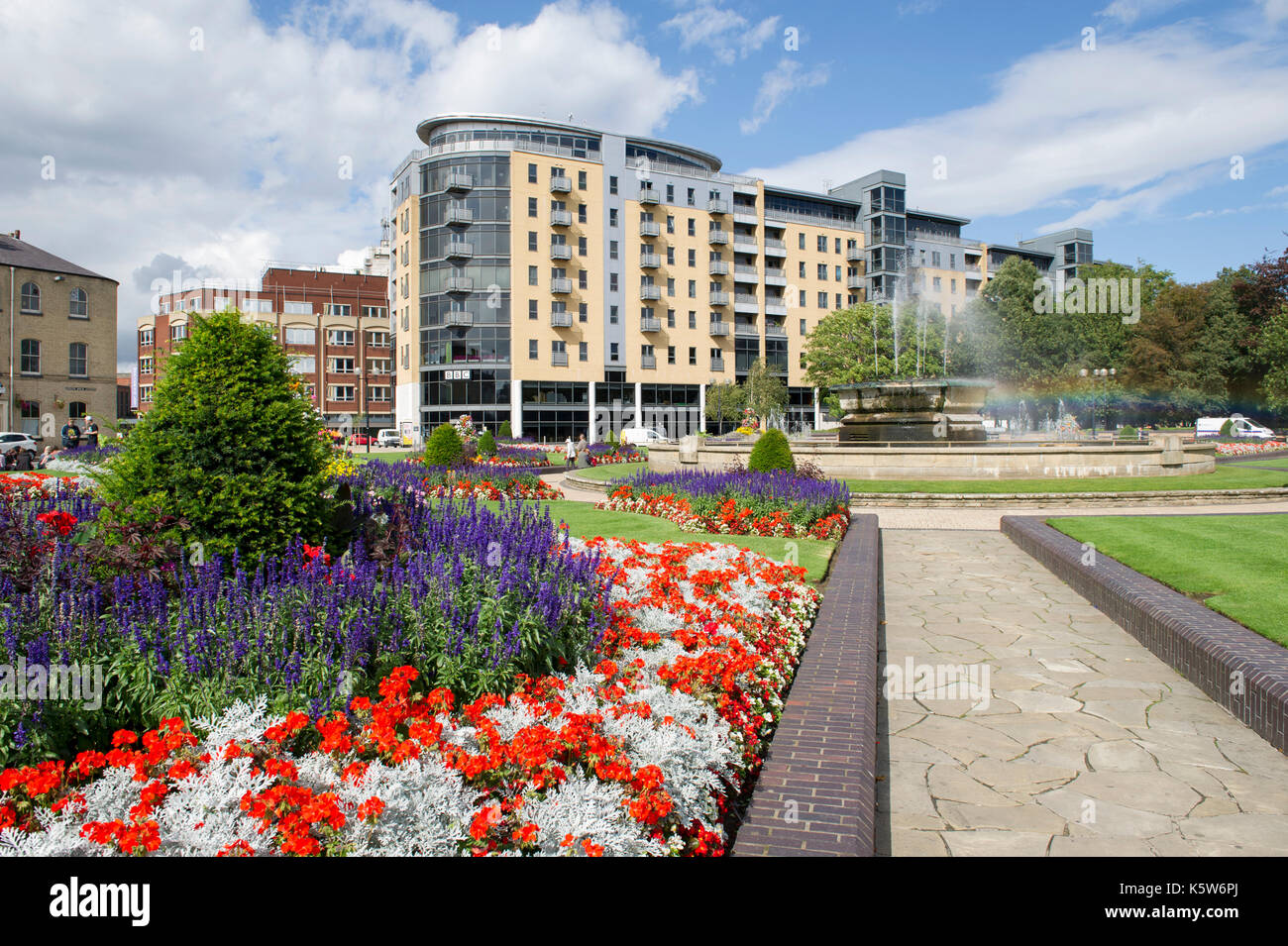 Die BBC-Gebäude und Brunnen von Queens Gardens in Kingston upon Hull, Großbritannien Stadt der Kultur 2017 Stockfoto
