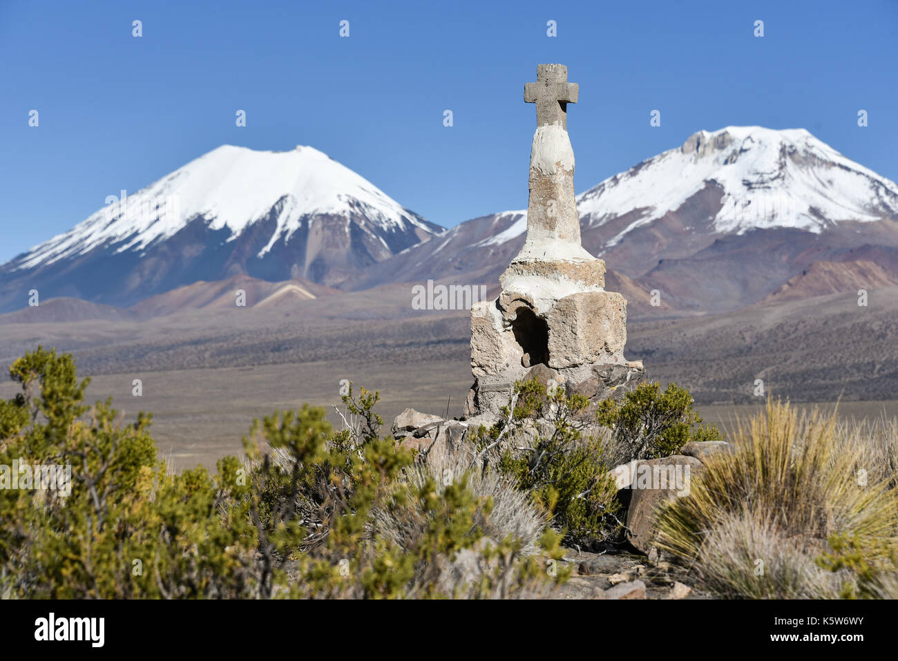 Schneebedeckte Vulkane pomerape und Parinacota mit kleinen Kapelle, Sajama Nationalpark, der bolivianischen Grenze Bolivien Chile Stockfoto