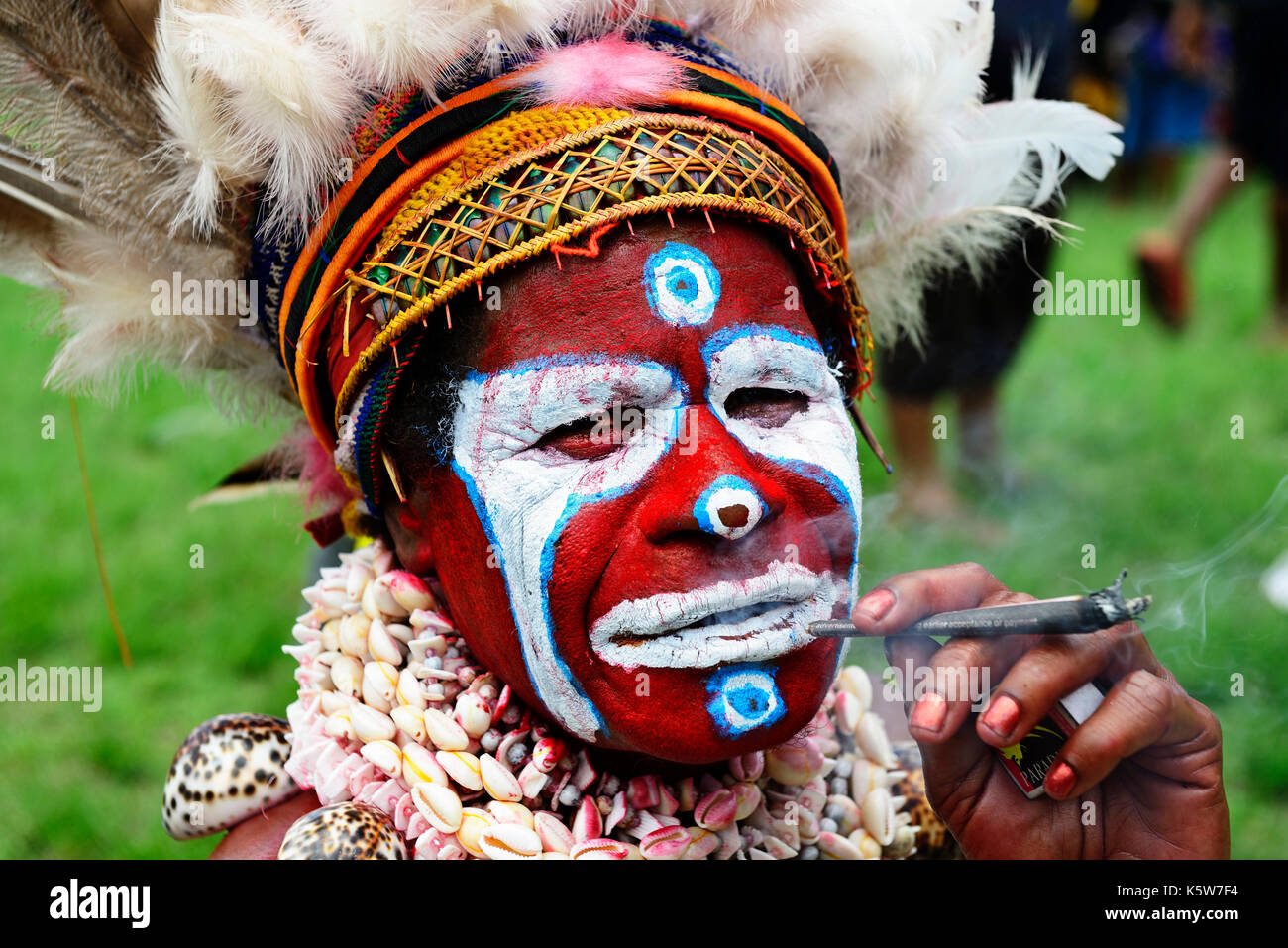 Aborigines, Porträt, lackiert mit Kopfbedeckung, Rauchen, Highland Stamm Krieg Kang, Sing-Sing Festival, Goroka Stockfoto
