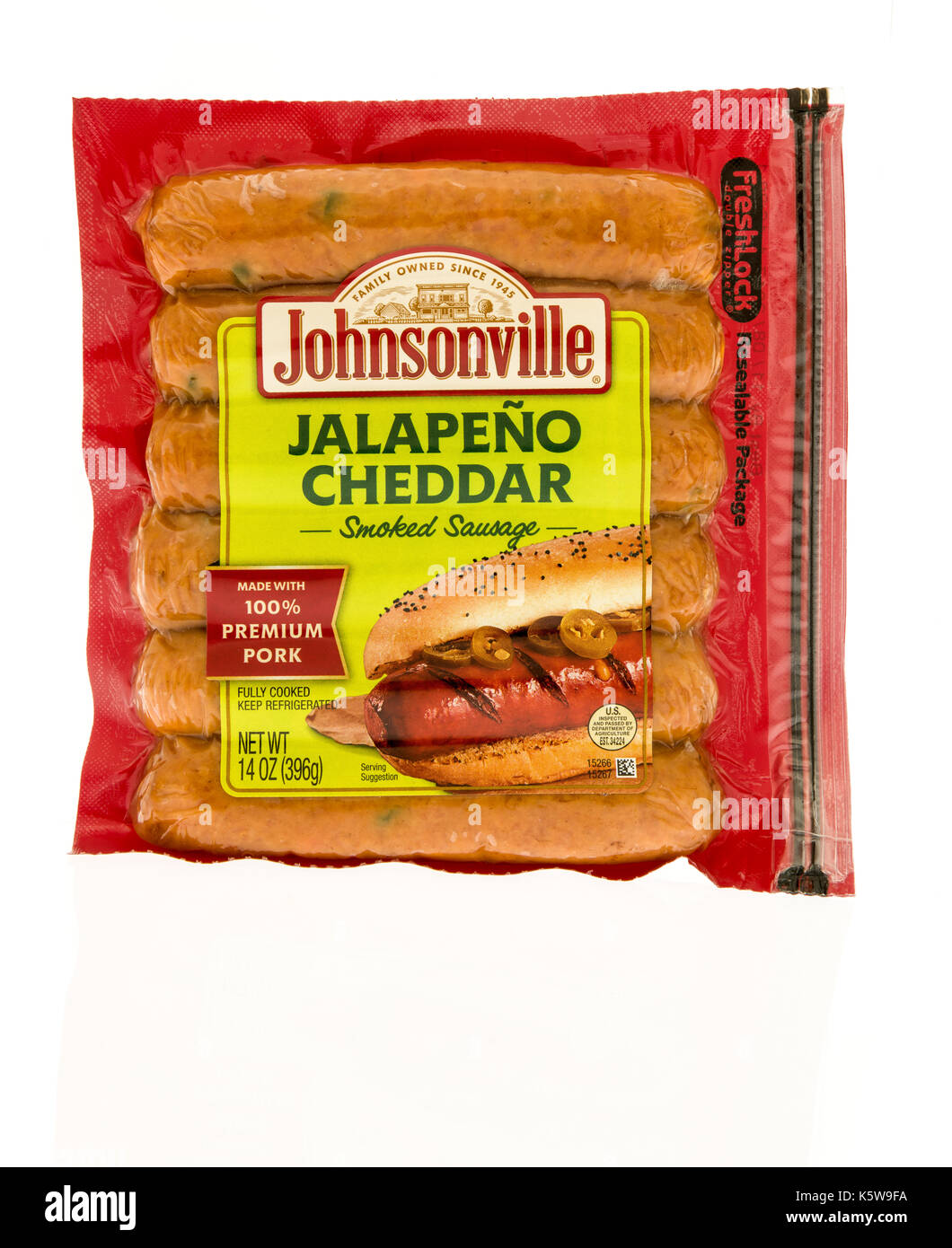 Winneconne, WI - 4. September 2017: ein Paket von Johnsonville geräucherte Wurst in Jalapeno cheddar Aroma auf einem isolierten Hintergrund. Stockfoto