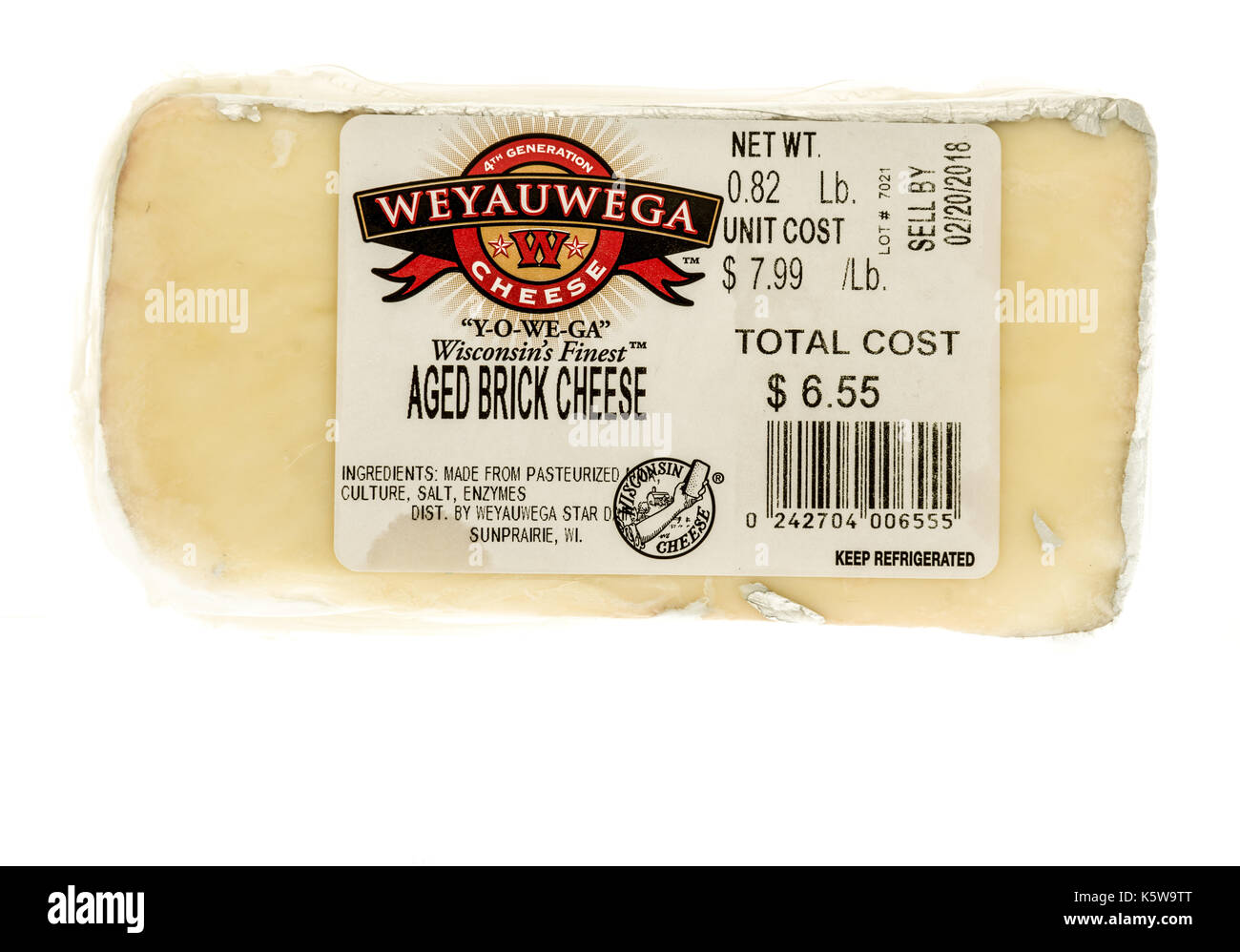 Winneconne, WI - 7. September 2017: ein Paket von Weyauwga alter Ziegel Käse auf einem isolierten Hintergrund. Stockfoto