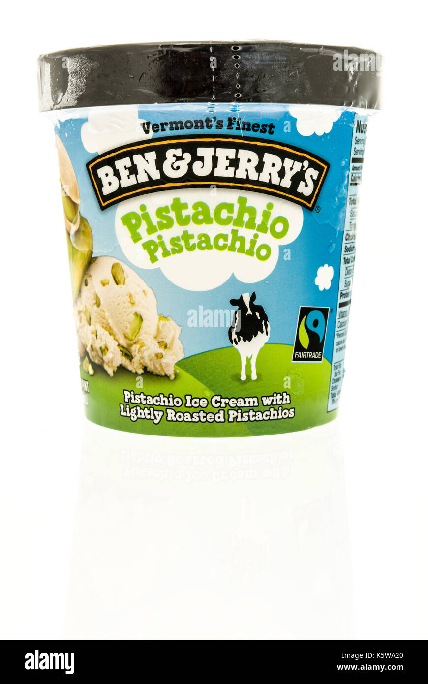 Winneconne, WI - 7. September 2017: ein Behälter von Ben und Jerry's Ice Cream in Pistazie Pistazie Geschmack auf einem isolierten Hintergrund. Stockfoto