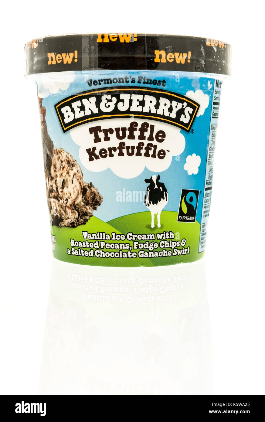 Winneconne, WI - 7. September 2017: ein Behälter von Ben und Jerry's Ice Cream in Trüffel, Kerfuffle Geschmack auf einem isolierten Hintergrund. Stockfoto