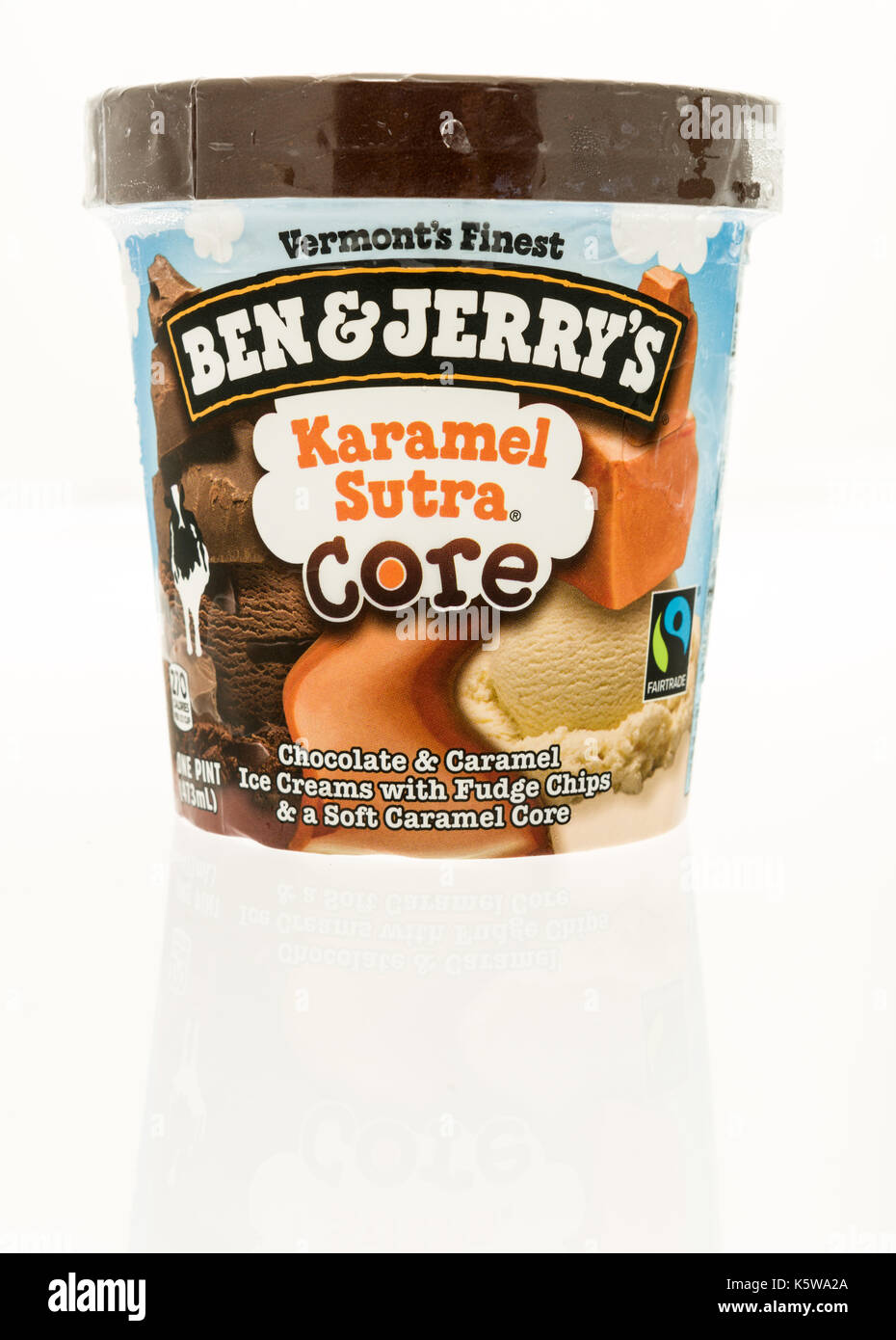 Winneconne, WI - 7. September 2017: ein Behälter von Ben und Jerry's Ice Cream in Karamel sutra core Geschmack auf einem isolierten Hintergrund. Stockfoto