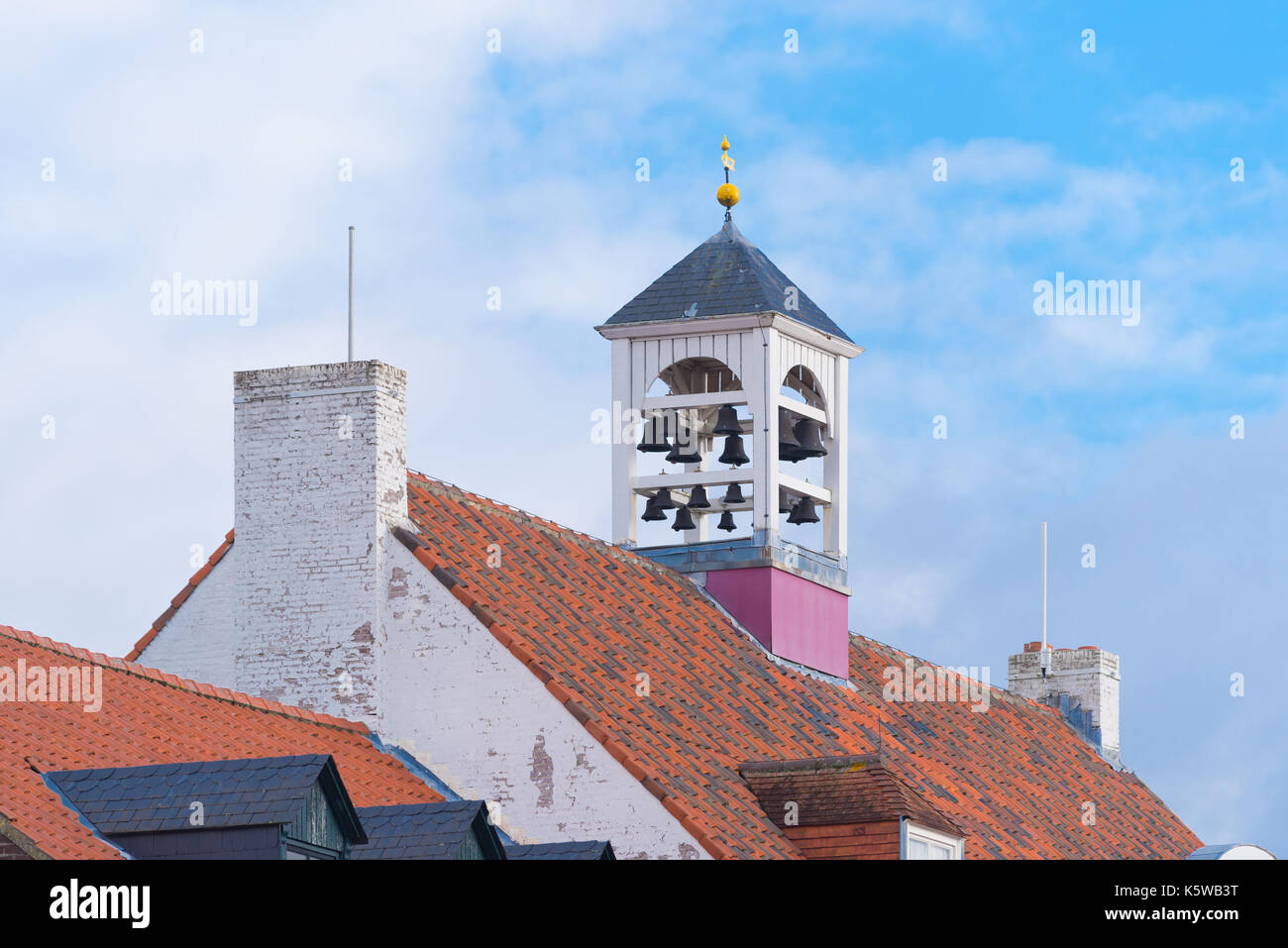 Charakteristischen weissen Kirchturm in Thorn, das weiße Dorf, in die südlichen Niederlande Stockfoto