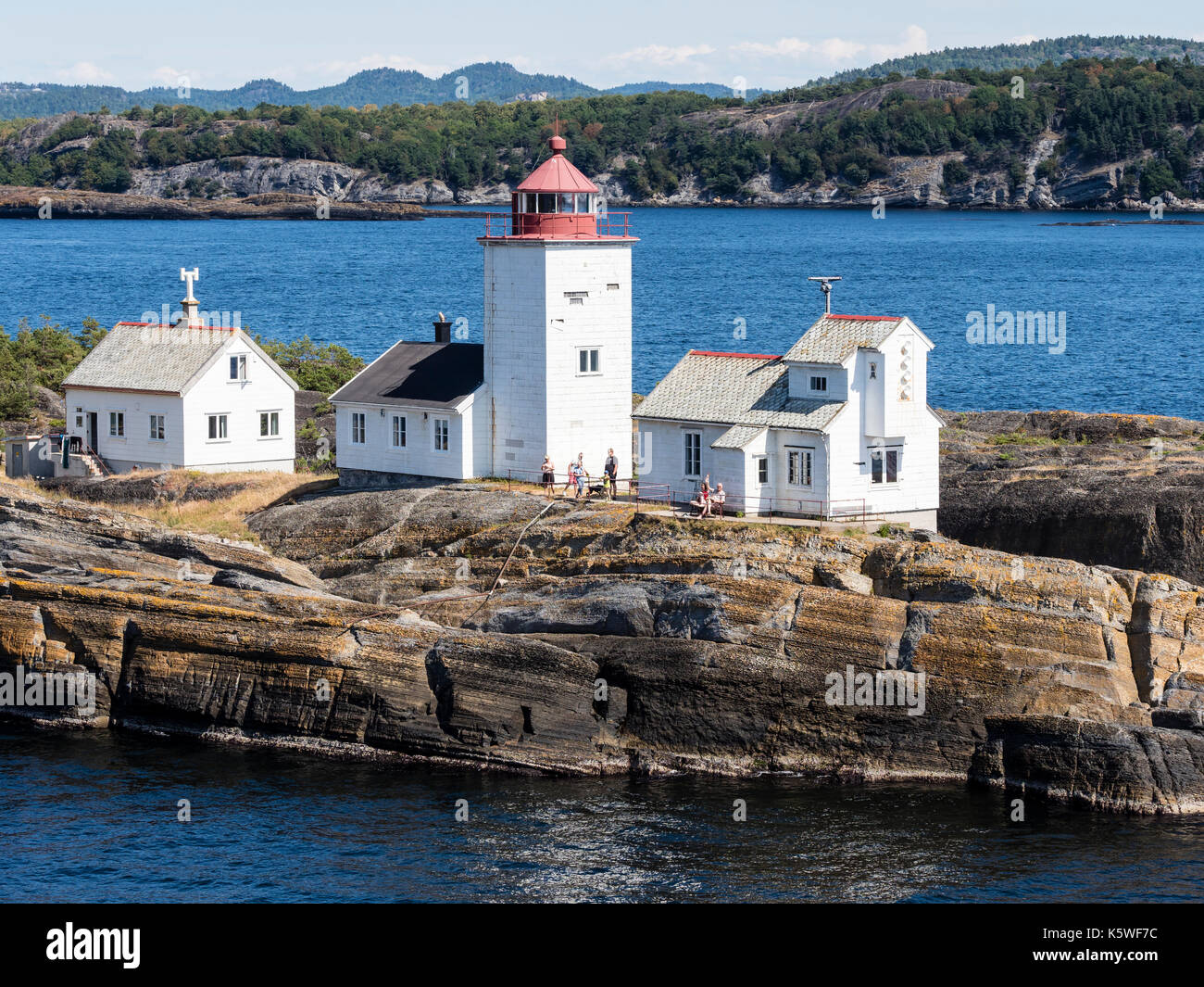 Leuchtturm auf der felsigen Küste in der nähe von Langesund, Norwegen Stockfoto